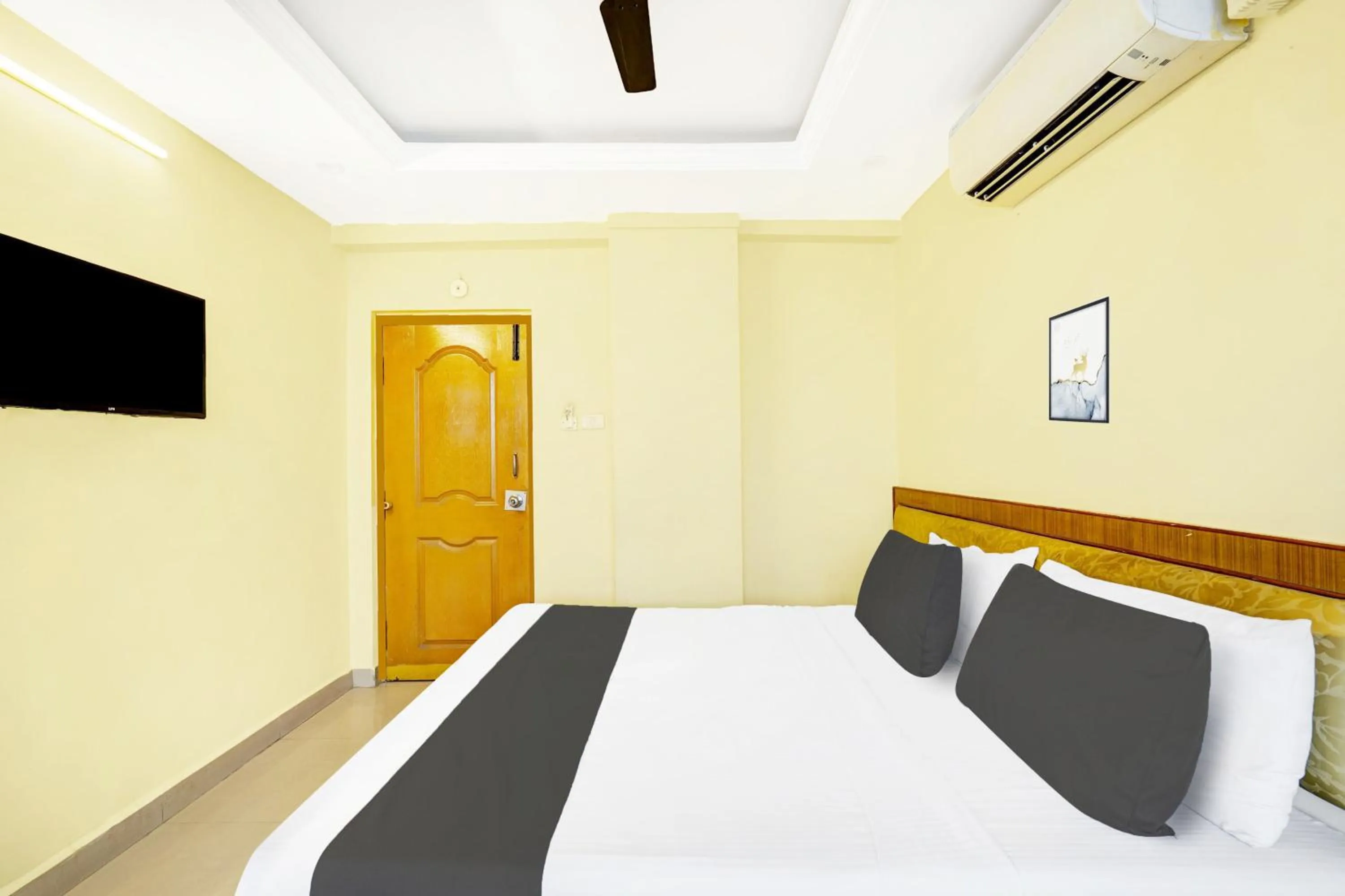 Bedroom, Bed in Super Hotel O Padmavathi Puram Near Railway Station