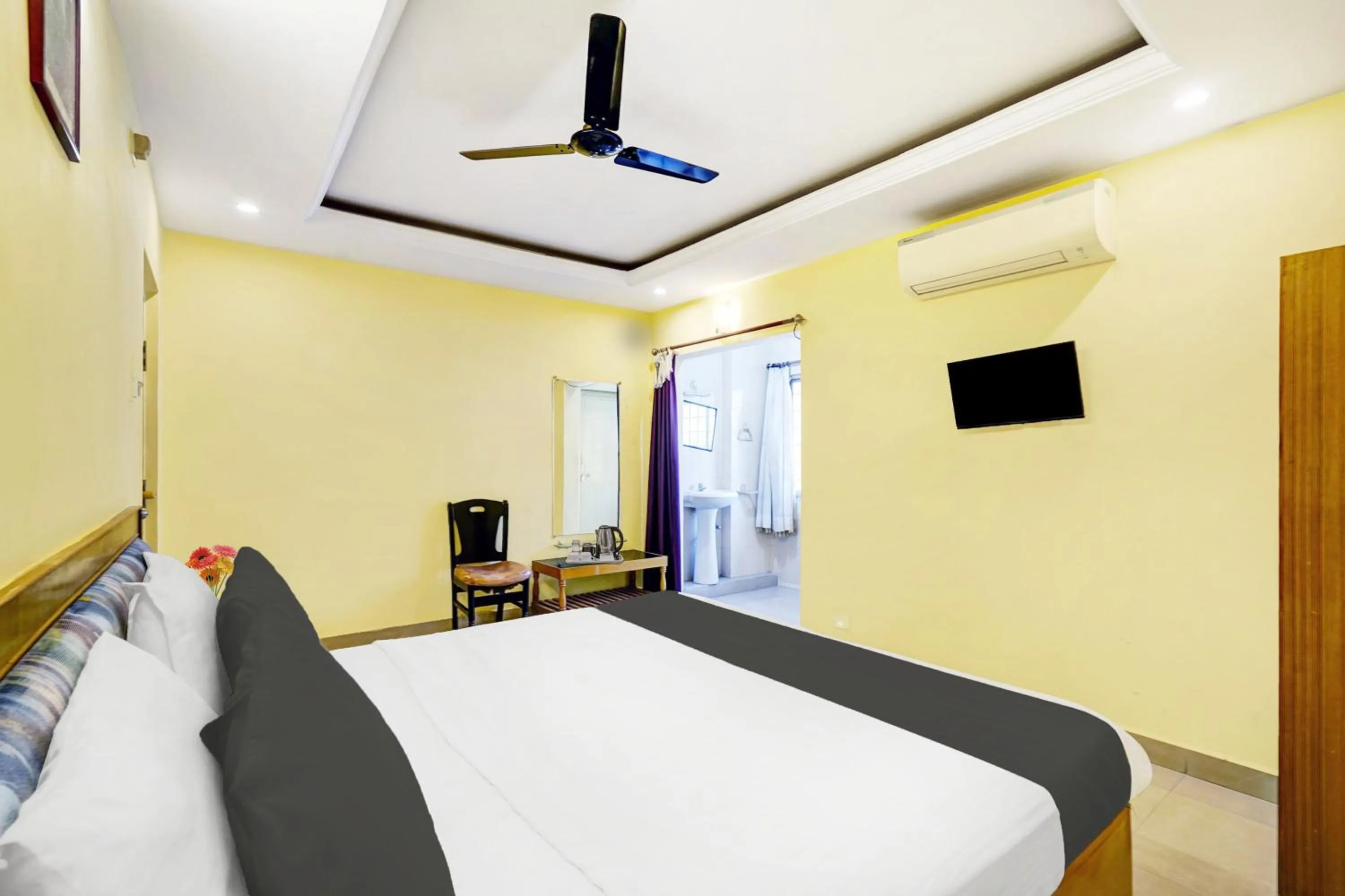 Bedroom, Bed in Super Hotel O Padmavathi Puram Near Railway Station