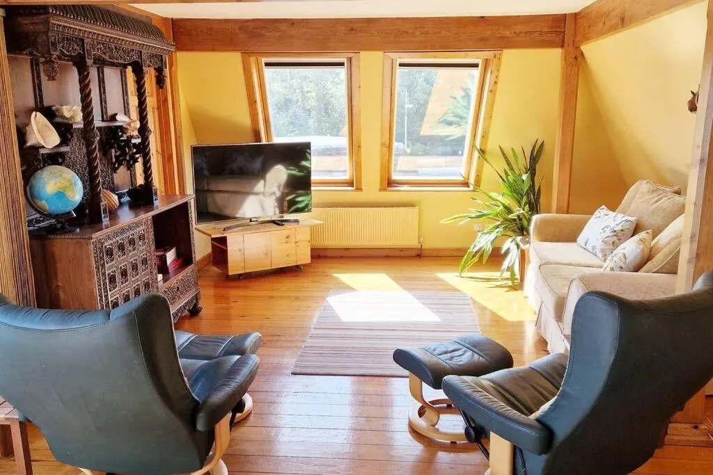 TV and multimedia in Unique 2BD Apartment Folkestone Harbour