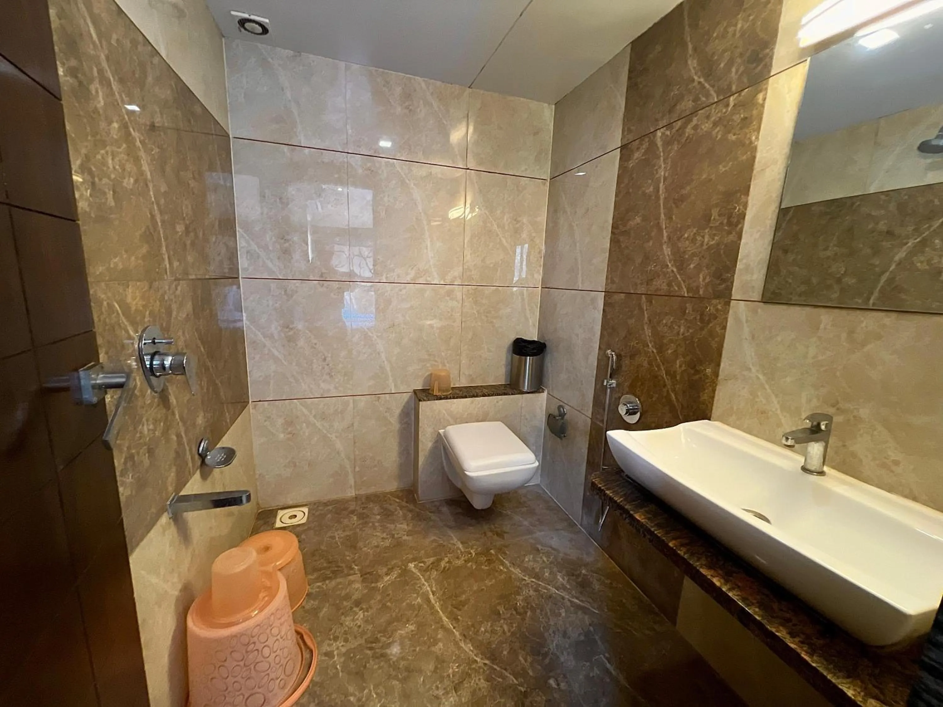 Toilet in HOTEL REST INN