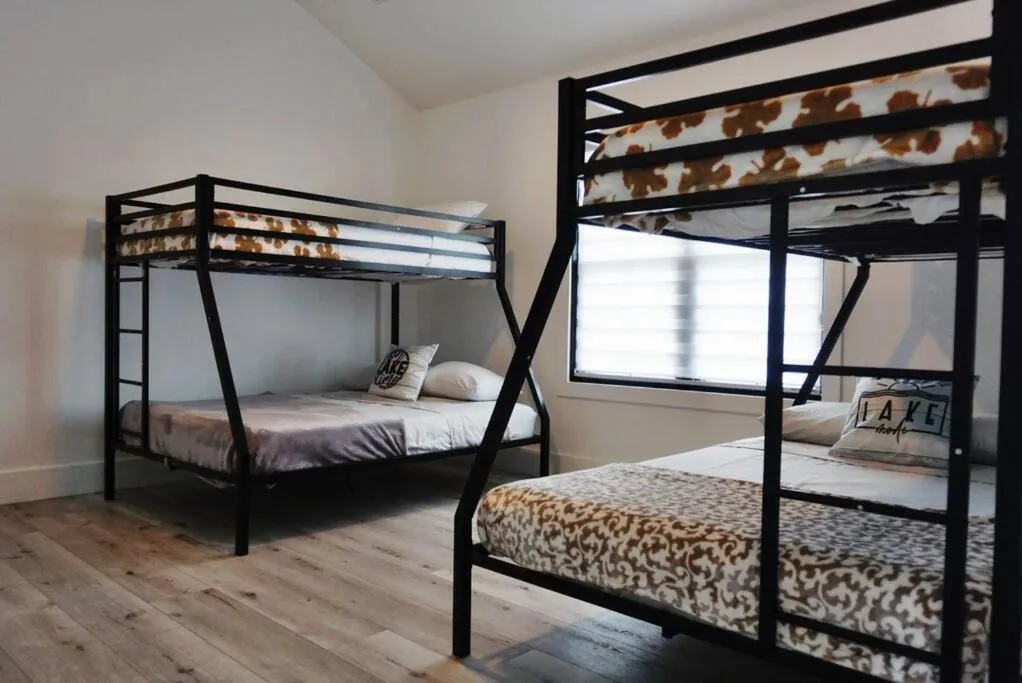 Bed in Amazing New House - Waterfront Getaway + Boat Dock