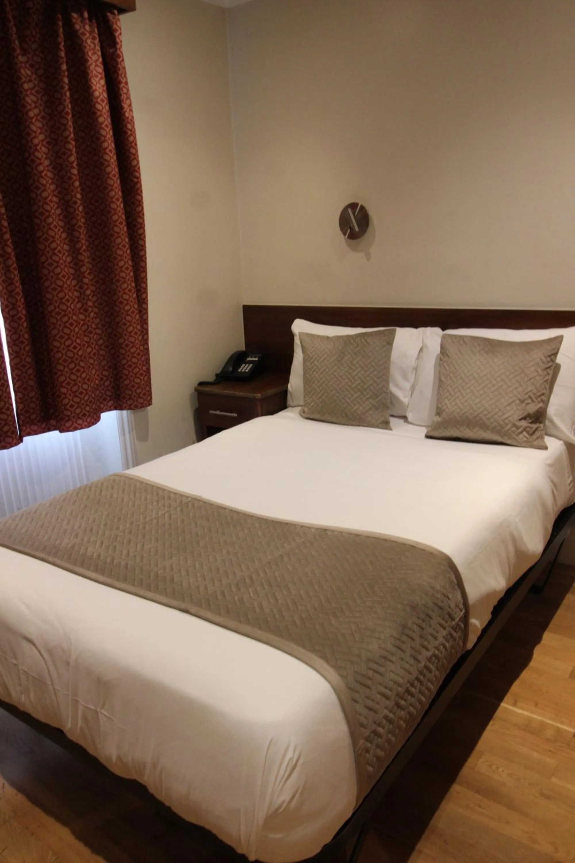 Bedroom, Bed in Wedgewood Hotel