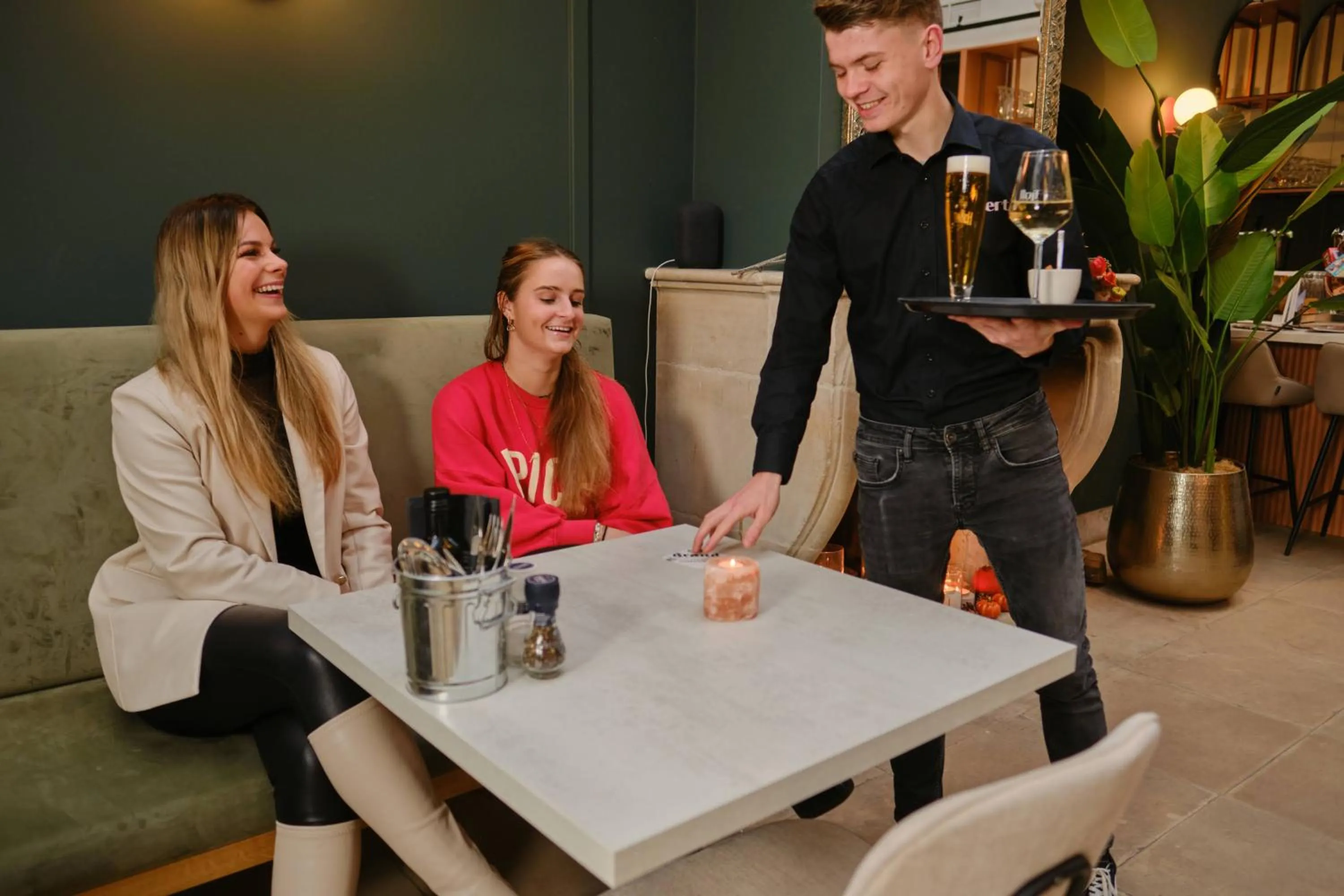 Restaurant/places to eat in Hotel Halbert