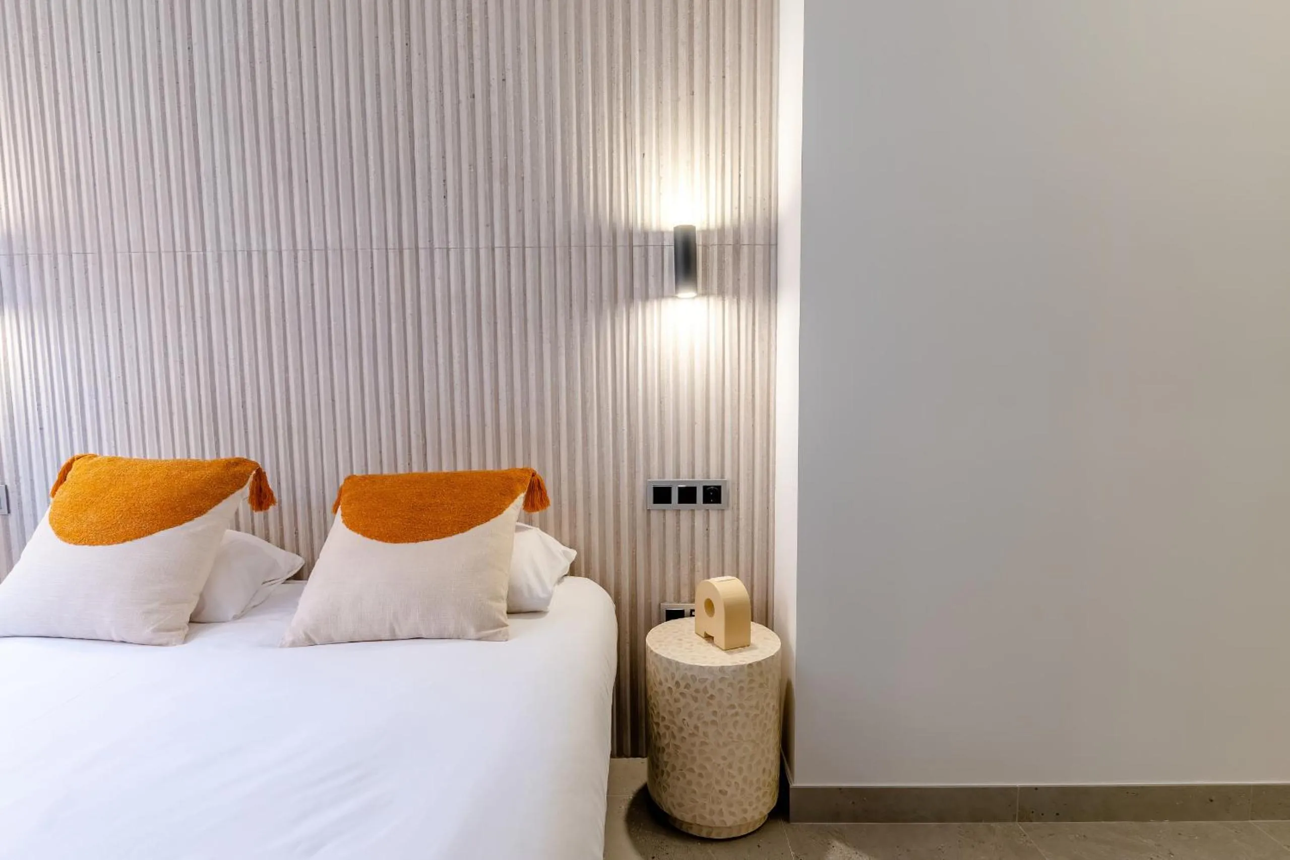 Bed in Housing Muelle Uno by SharingCo