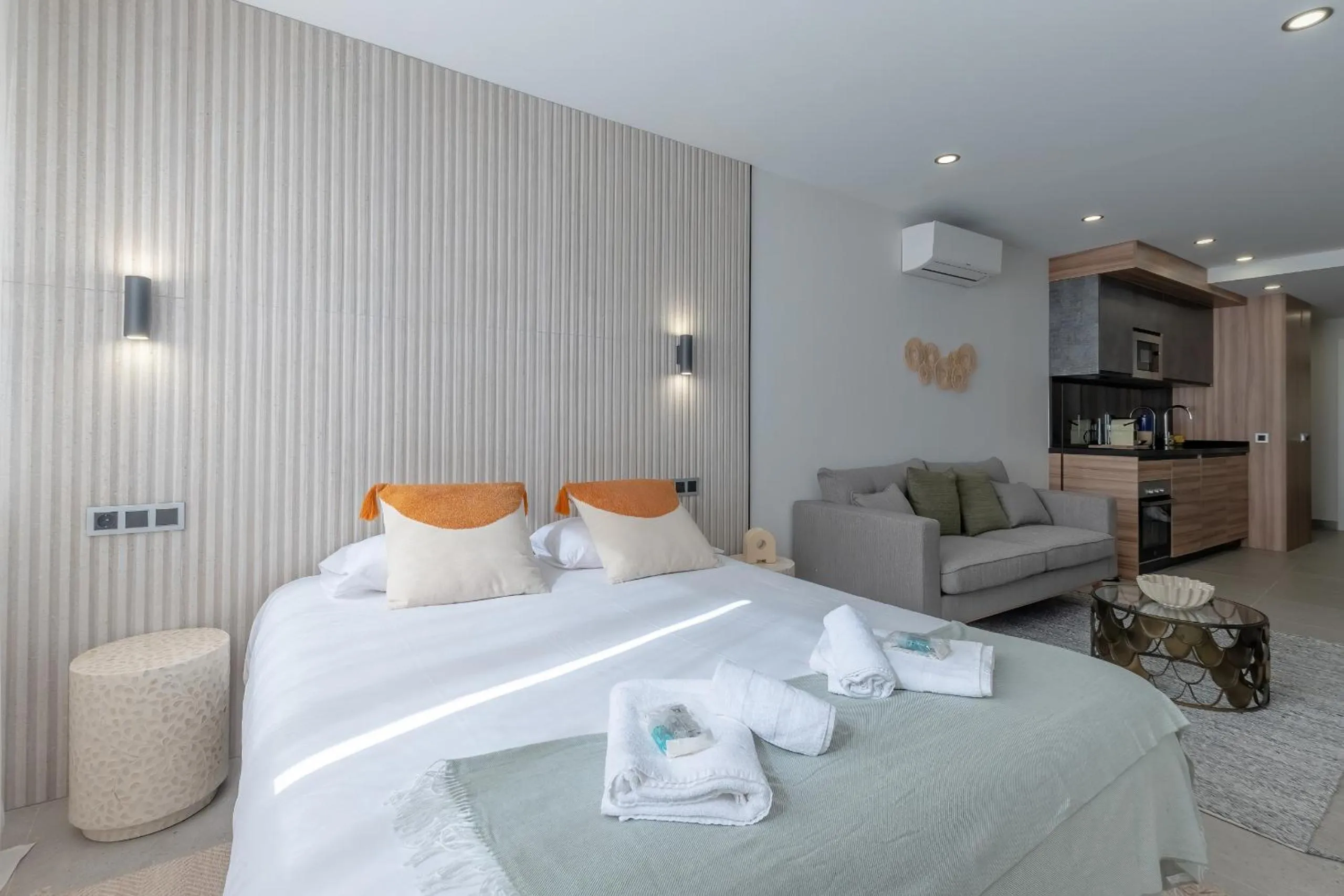 Bed in Housing Muelle Uno by SharingCo