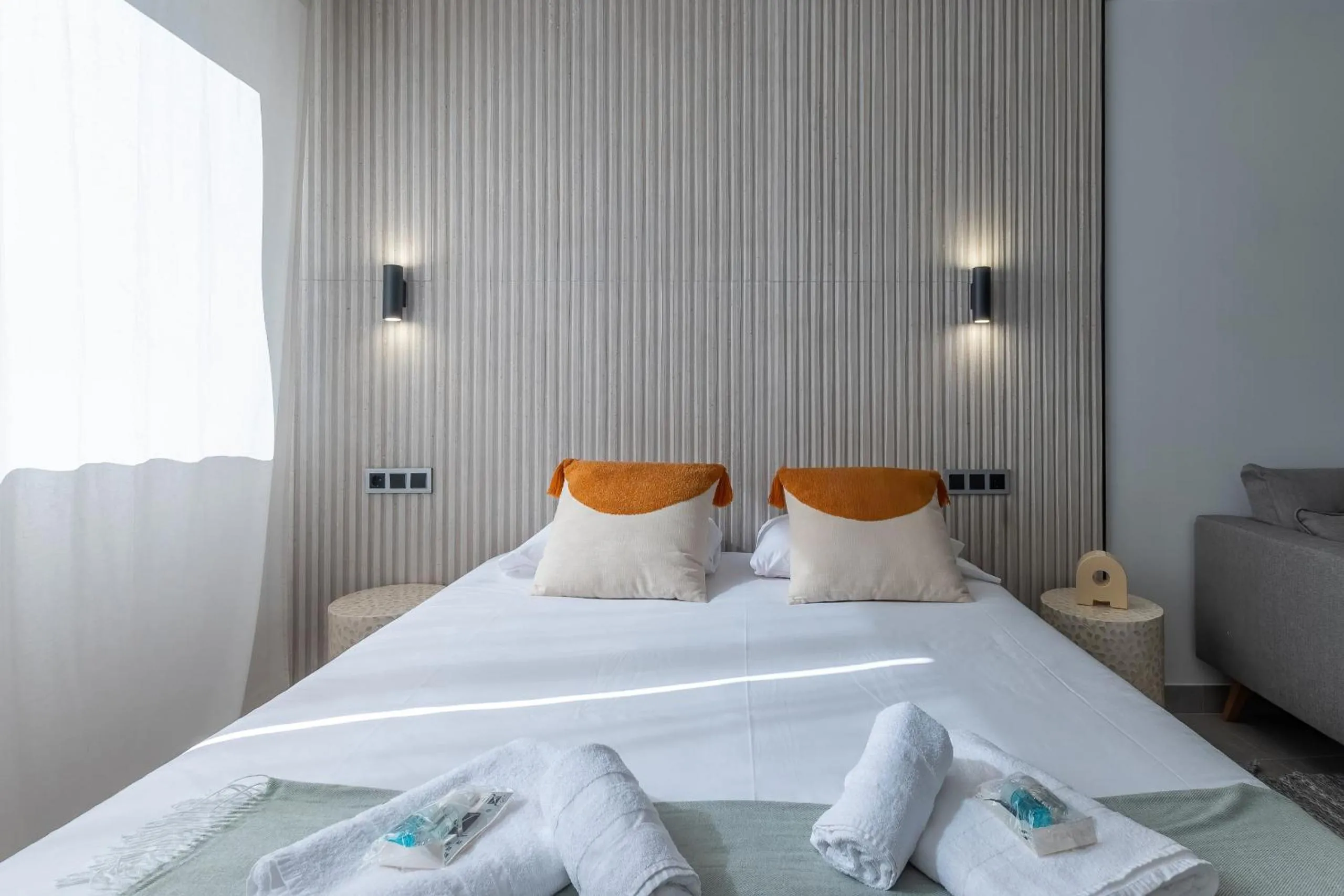 Bed in Housing Muelle Uno by SharingCo