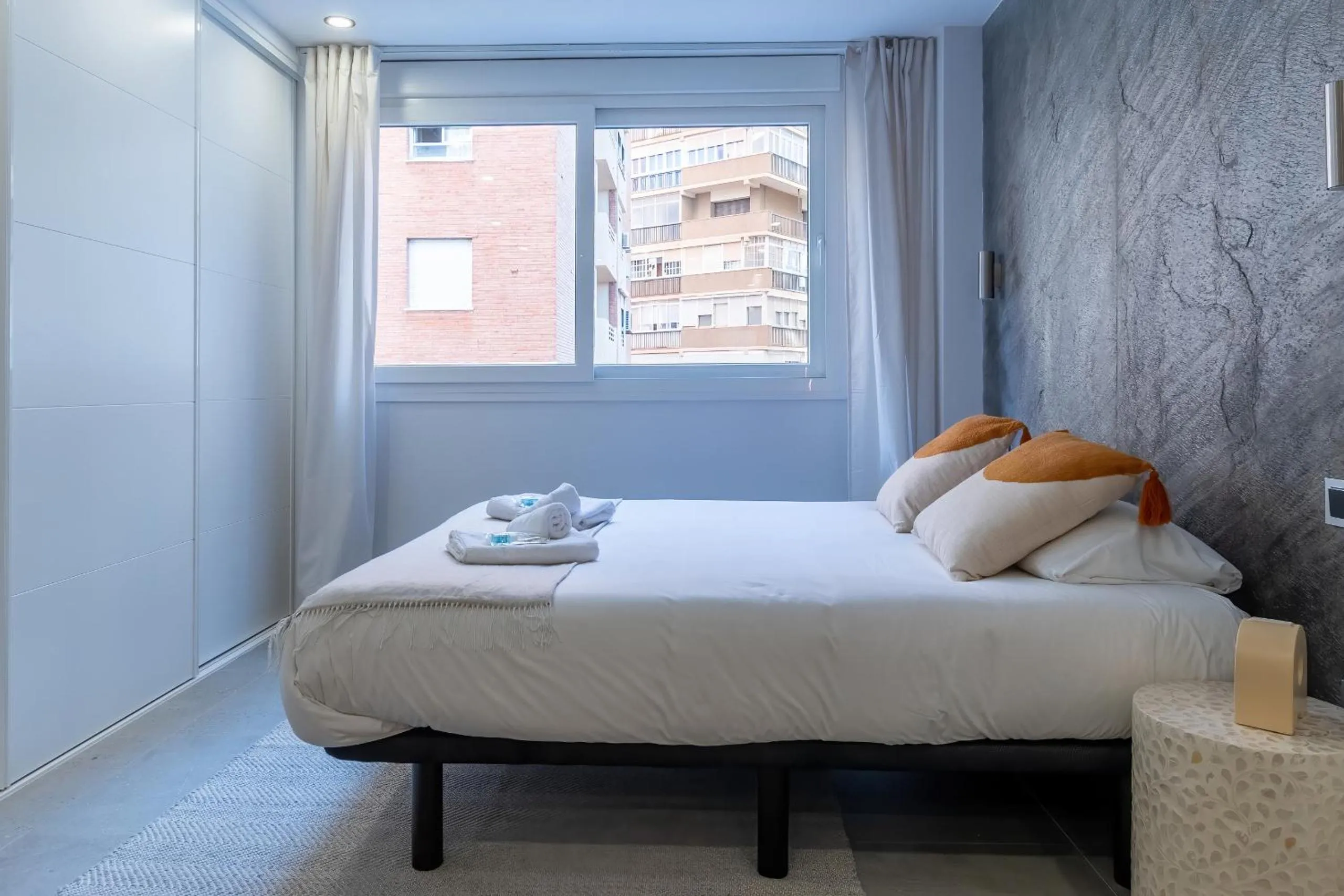 Bed in Housing Muelle Uno by SharingCo