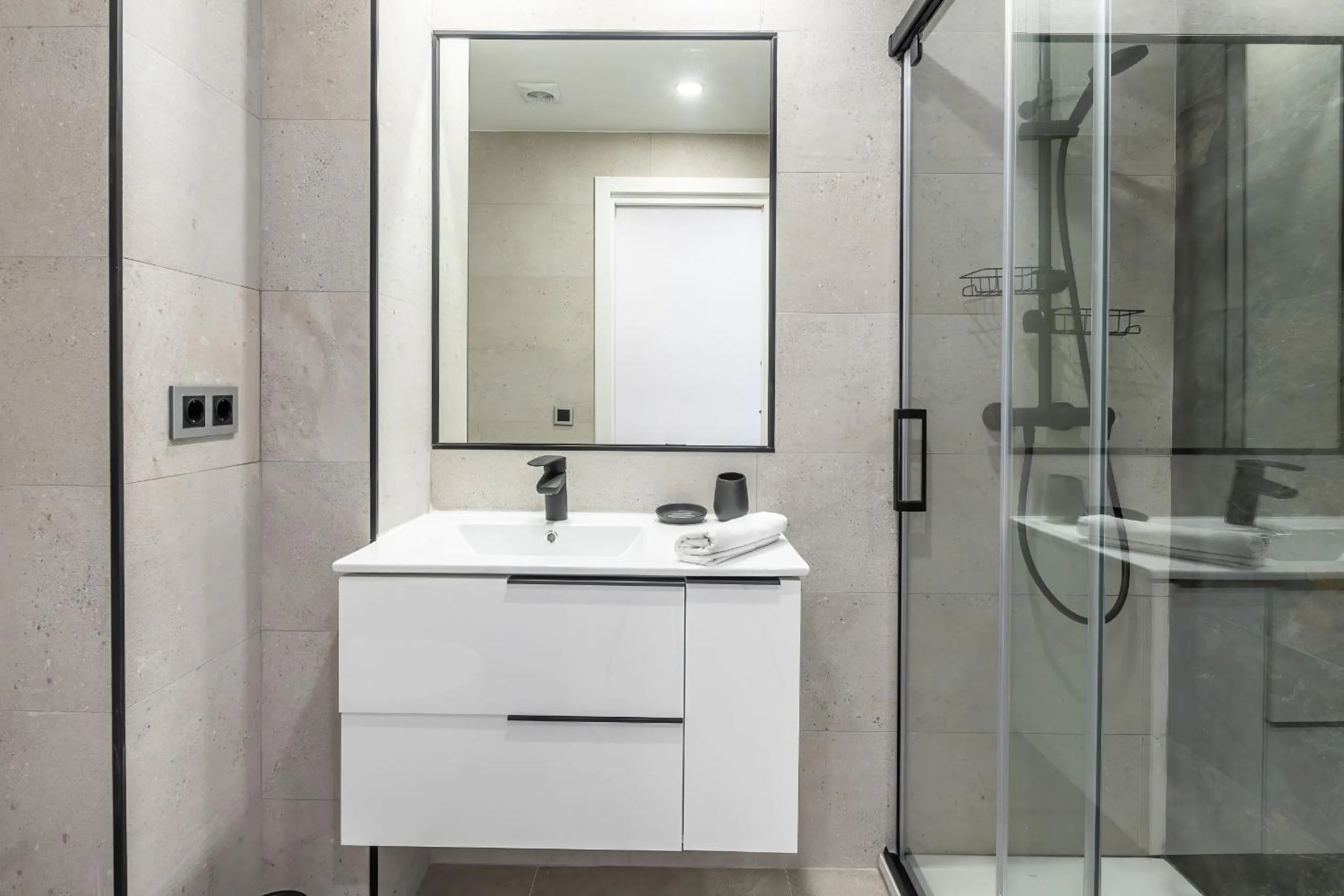 Bathroom in Housing Muelle Uno by SharingCo