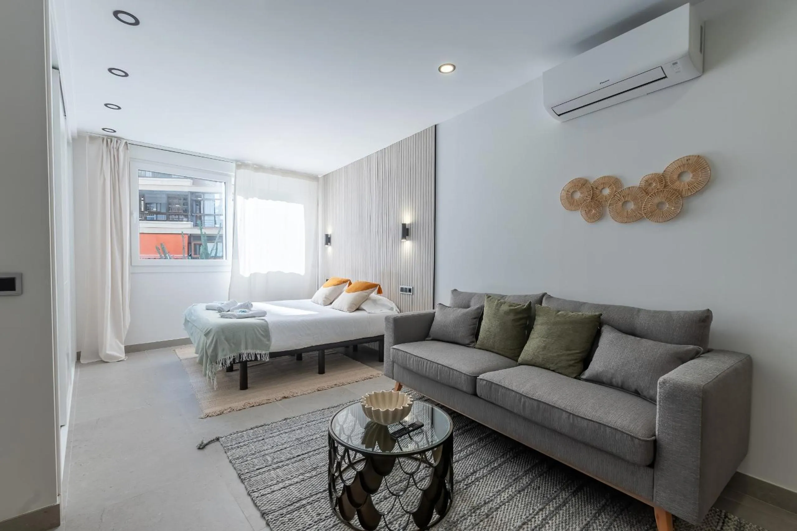 Communal lounge/ TV room, Bed in Housing Muelle Uno by SharingCo