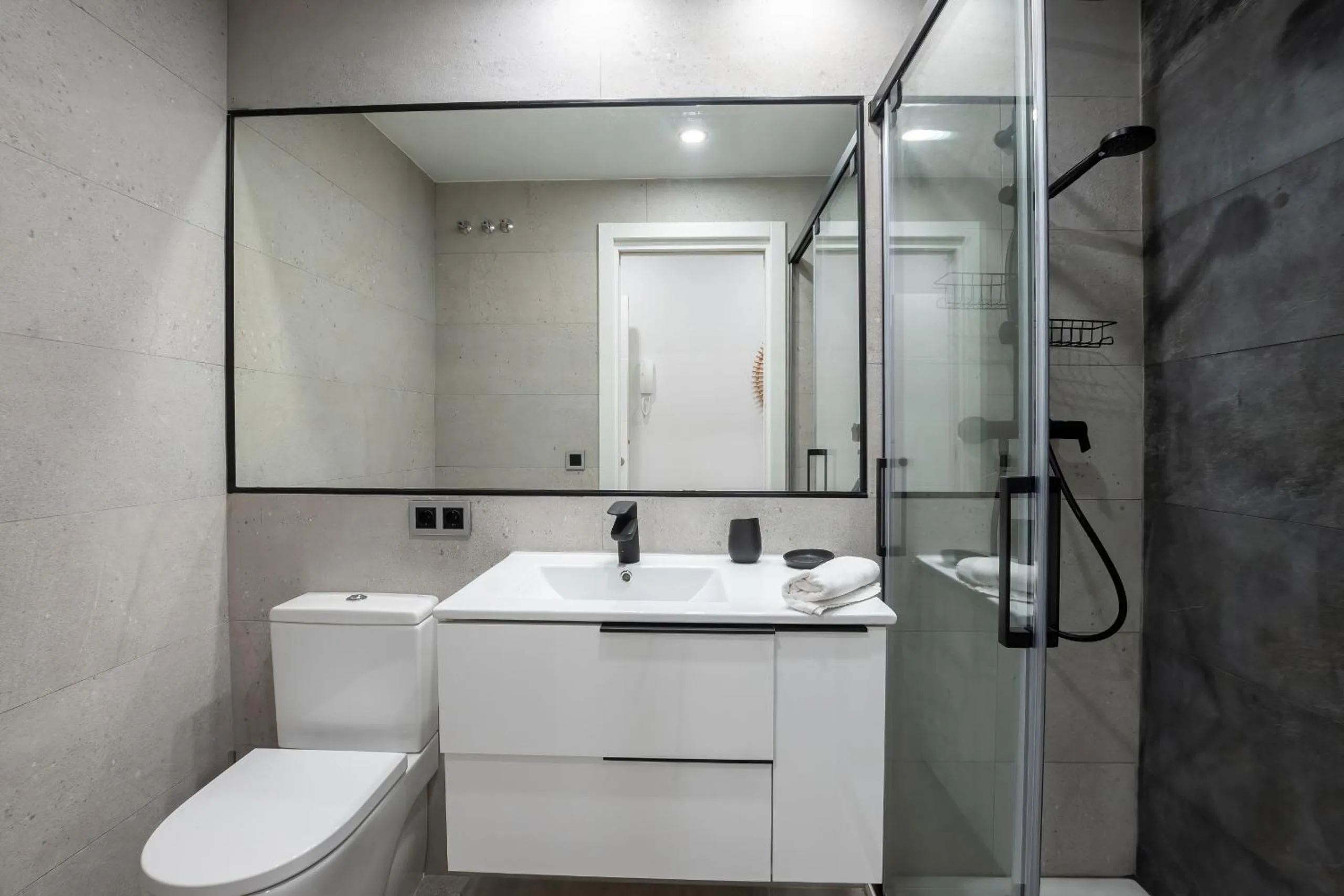 Bathroom in Housing Muelle Uno by SharingCo