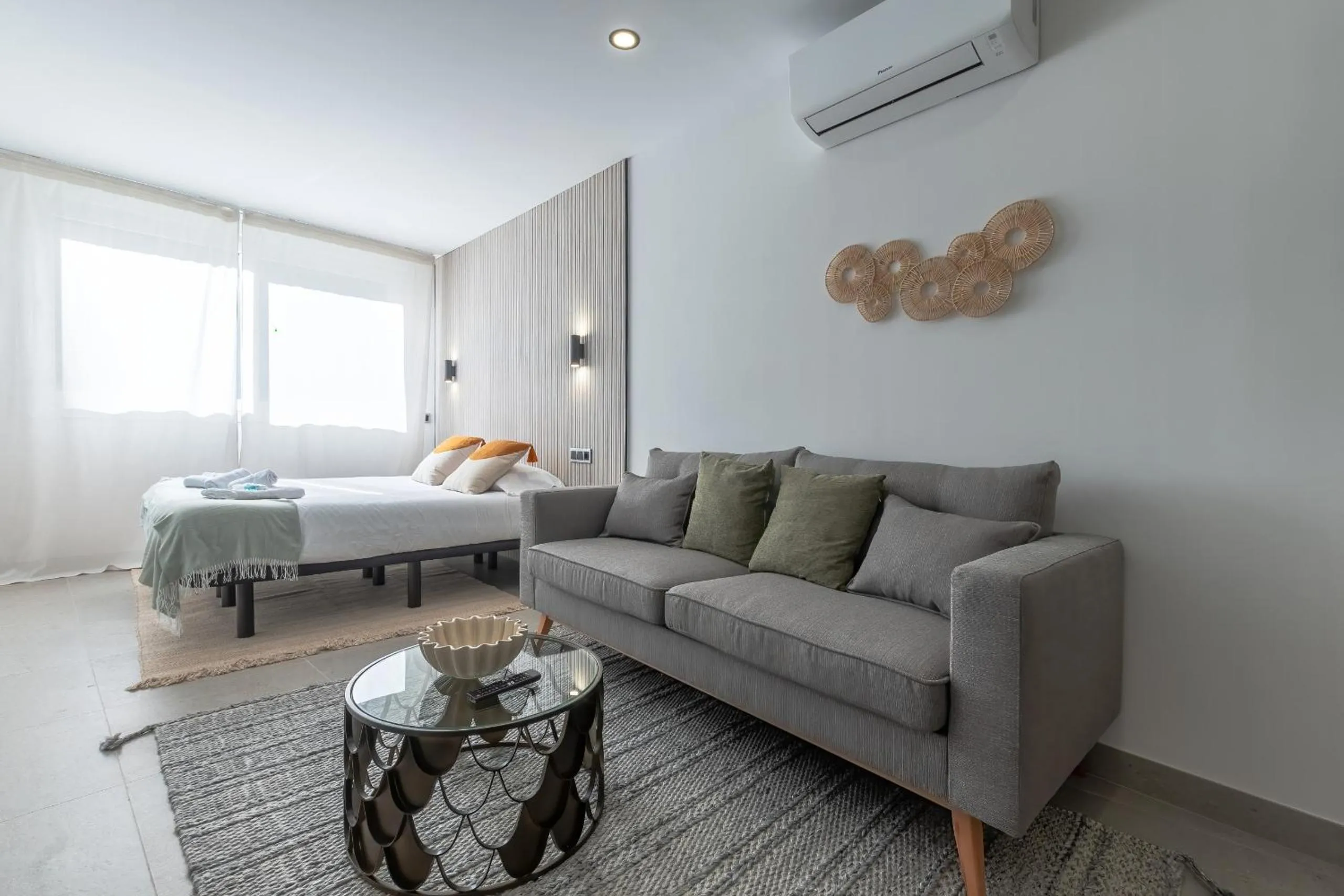 Communal lounge/ TV room in Housing Muelle Uno by SharingCo