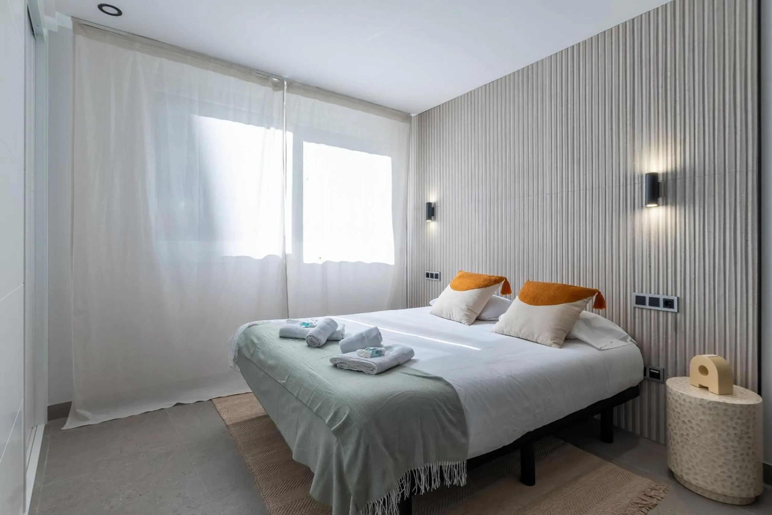 Bed in Housing Muelle Uno by SharingCo