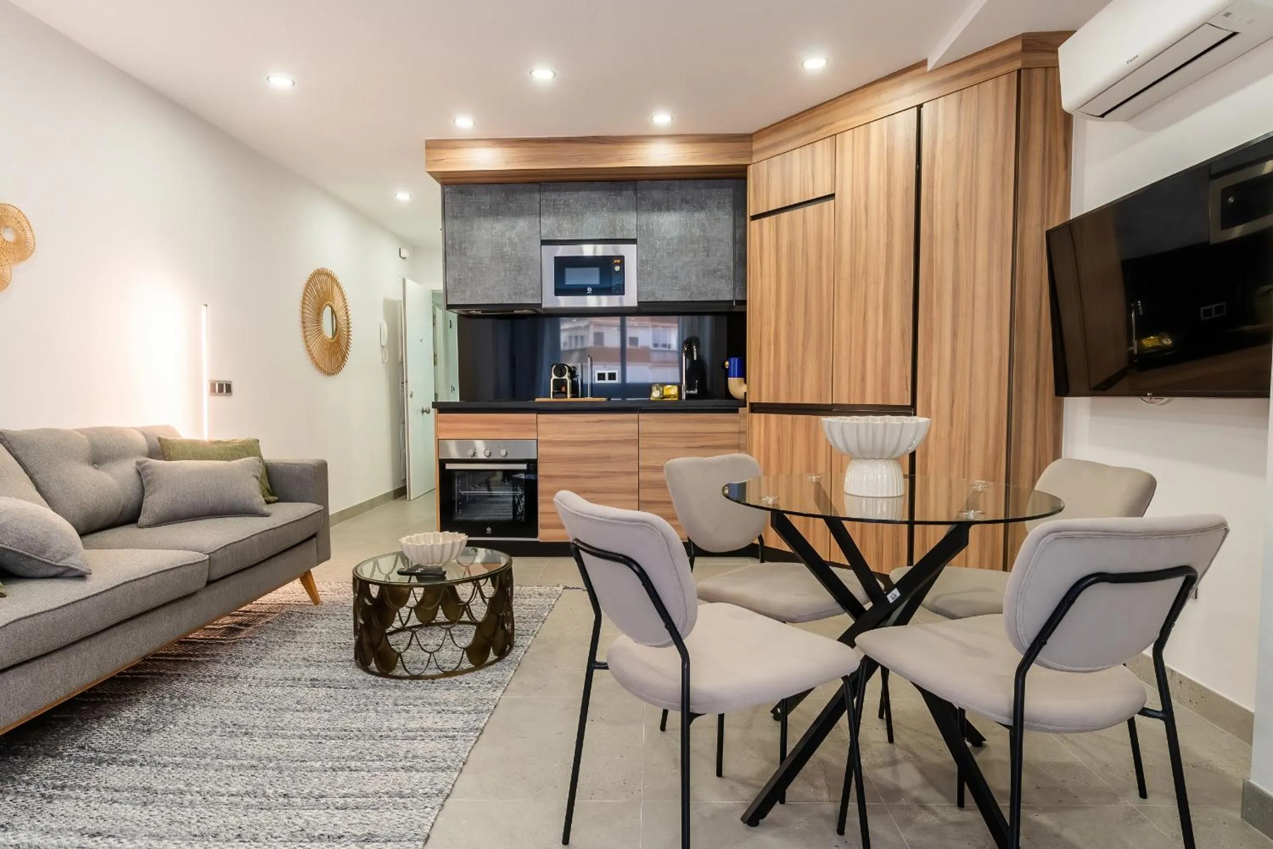 Dining area in Housing Muelle Uno by SharingCo