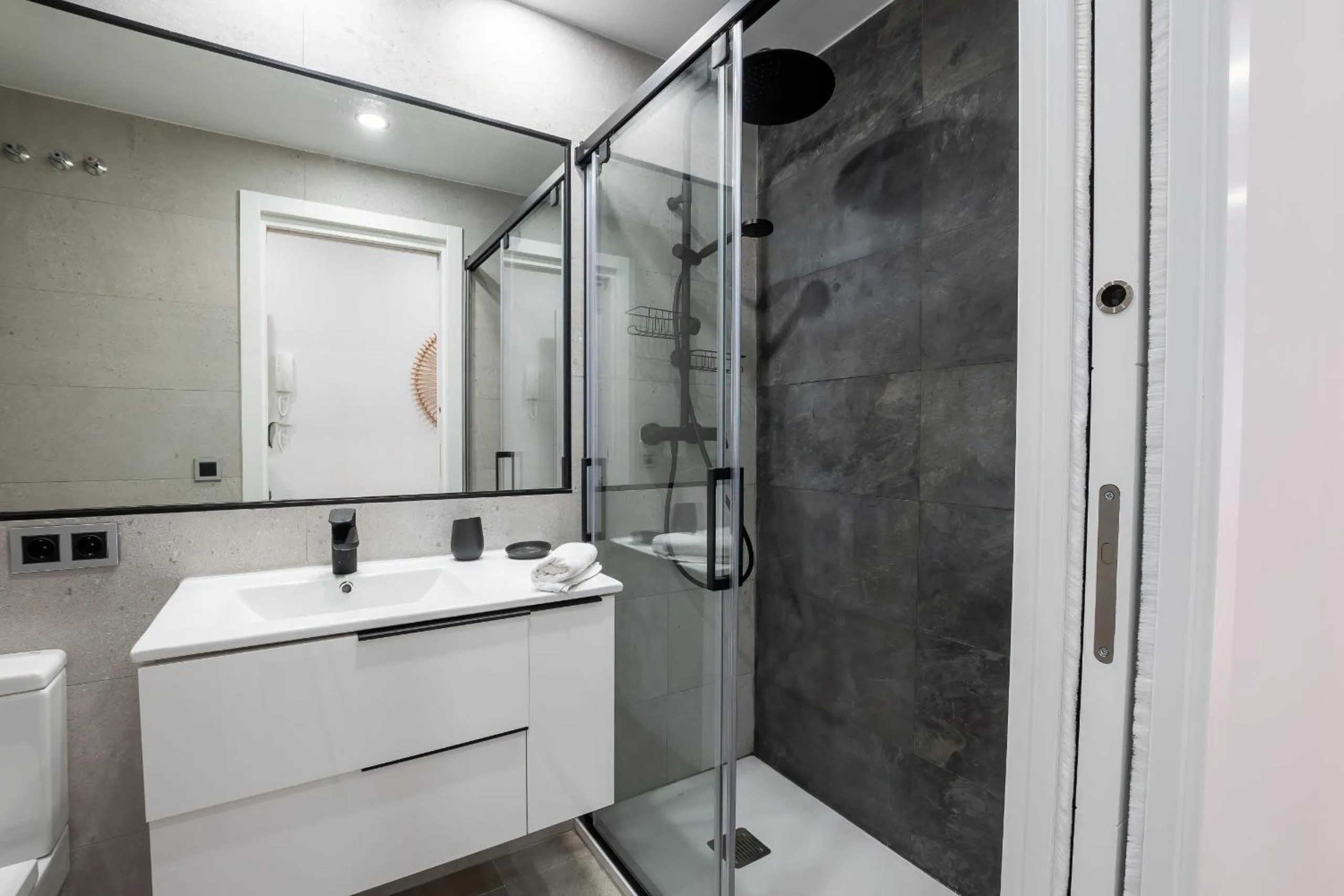 Bathroom in Housing Muelle Uno by SharingCo
