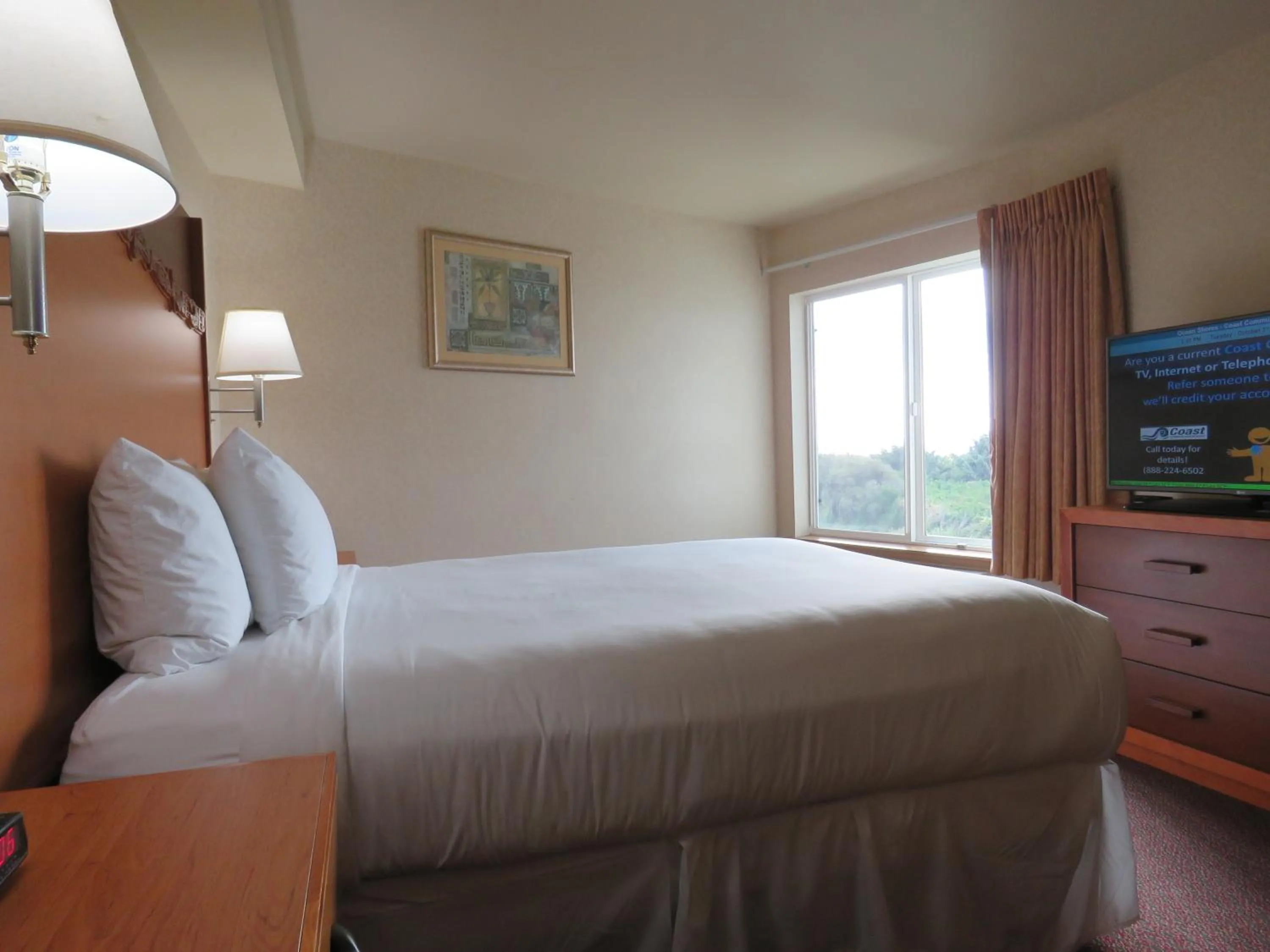 Bed in Pacific Sunrise Inn & Suites