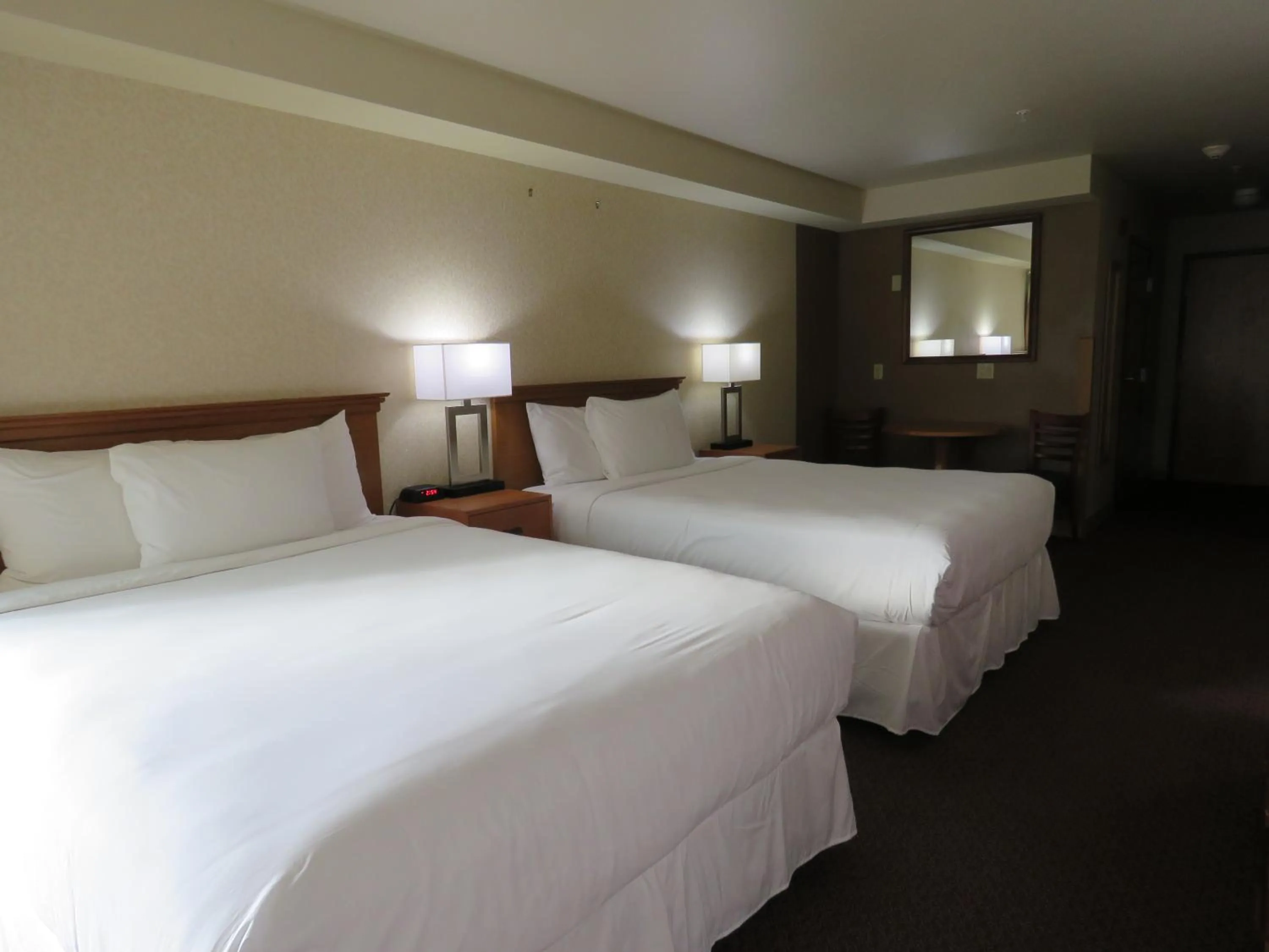 Photo of the whole room, Bed in Pacific Sunrise Inn & Suites