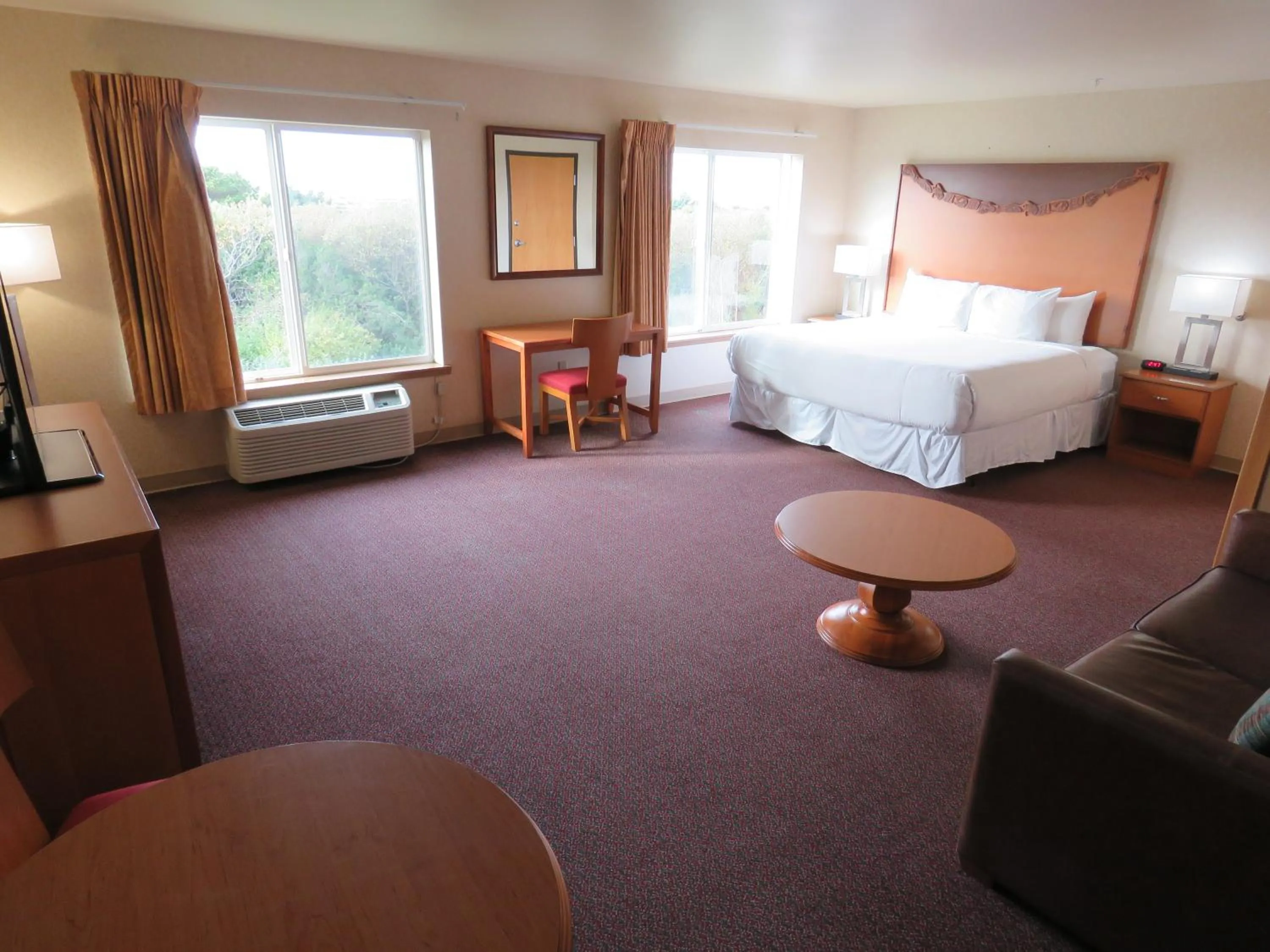 Photo of the whole room, Bed in Pacific Sunrise Inn & Suites