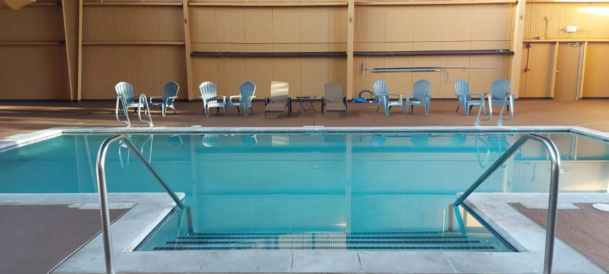 Swimming pool in Pacific Sunrise Inn & Suites