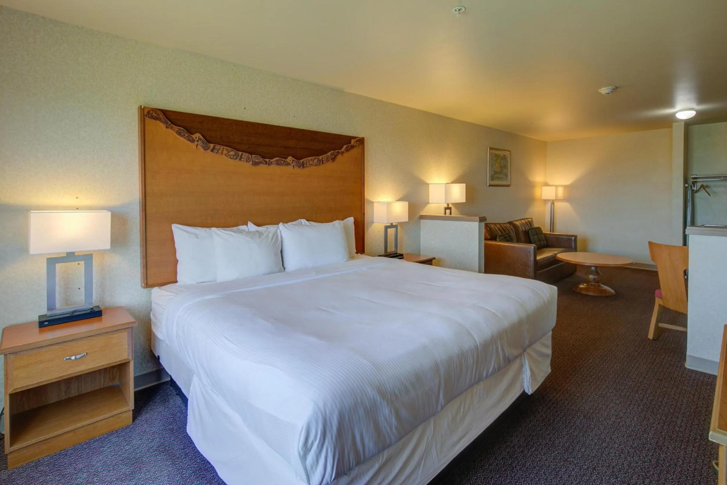 Bed in Pacific Sunrise Inn & Suites