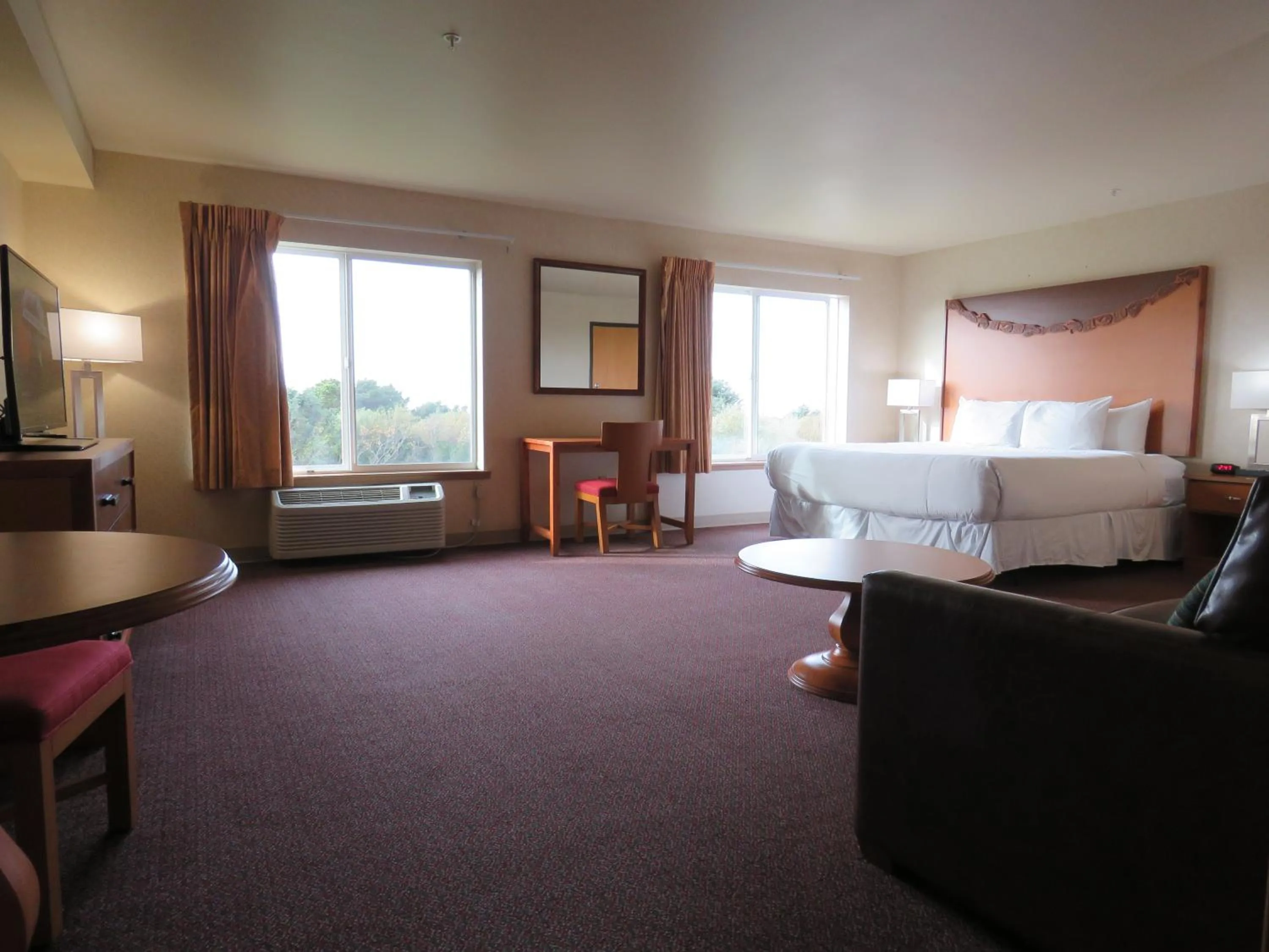 Bed in Pacific Sunrise Inn & Suites