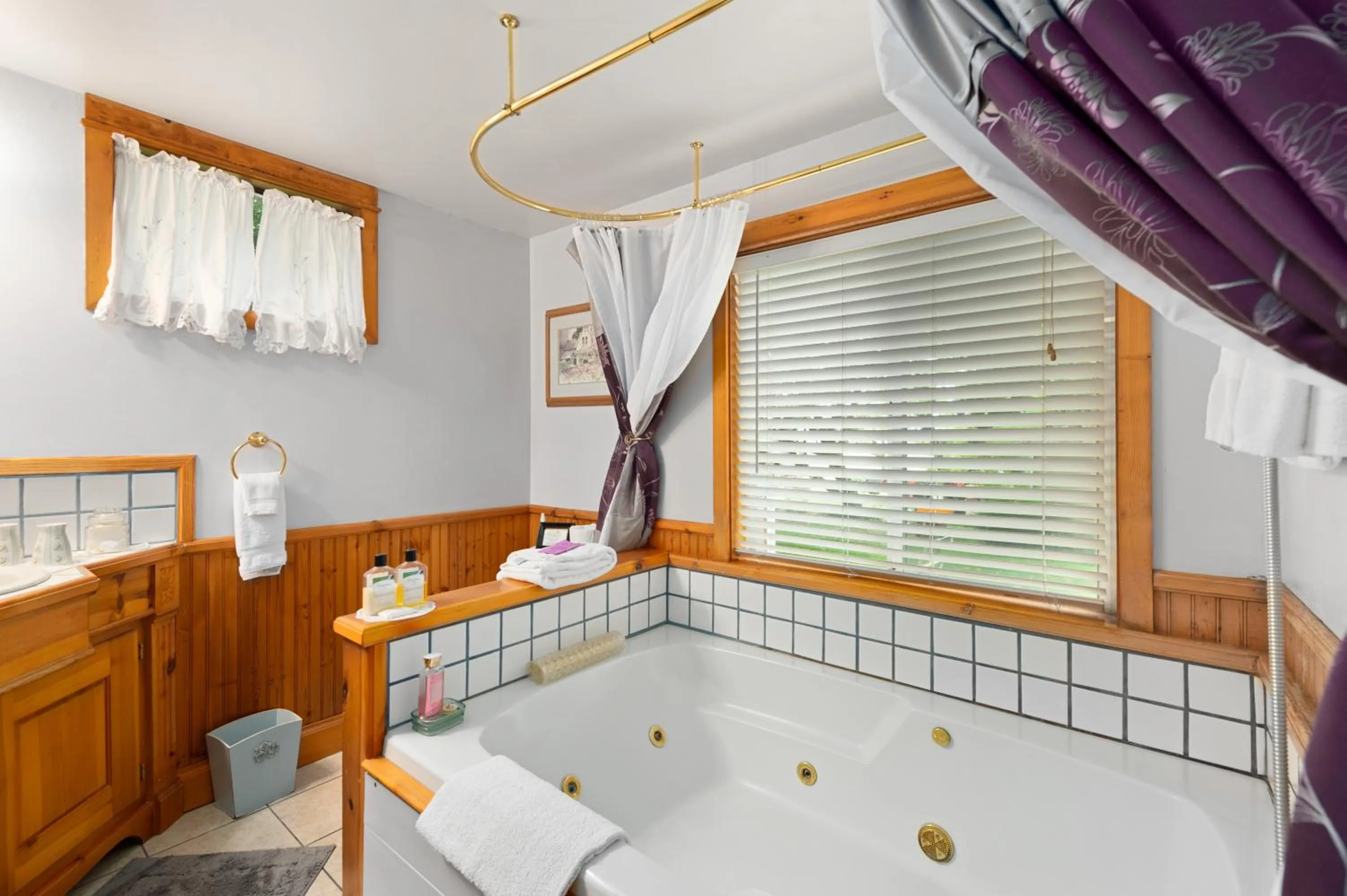 Bath in The Gables Wine Country Inn