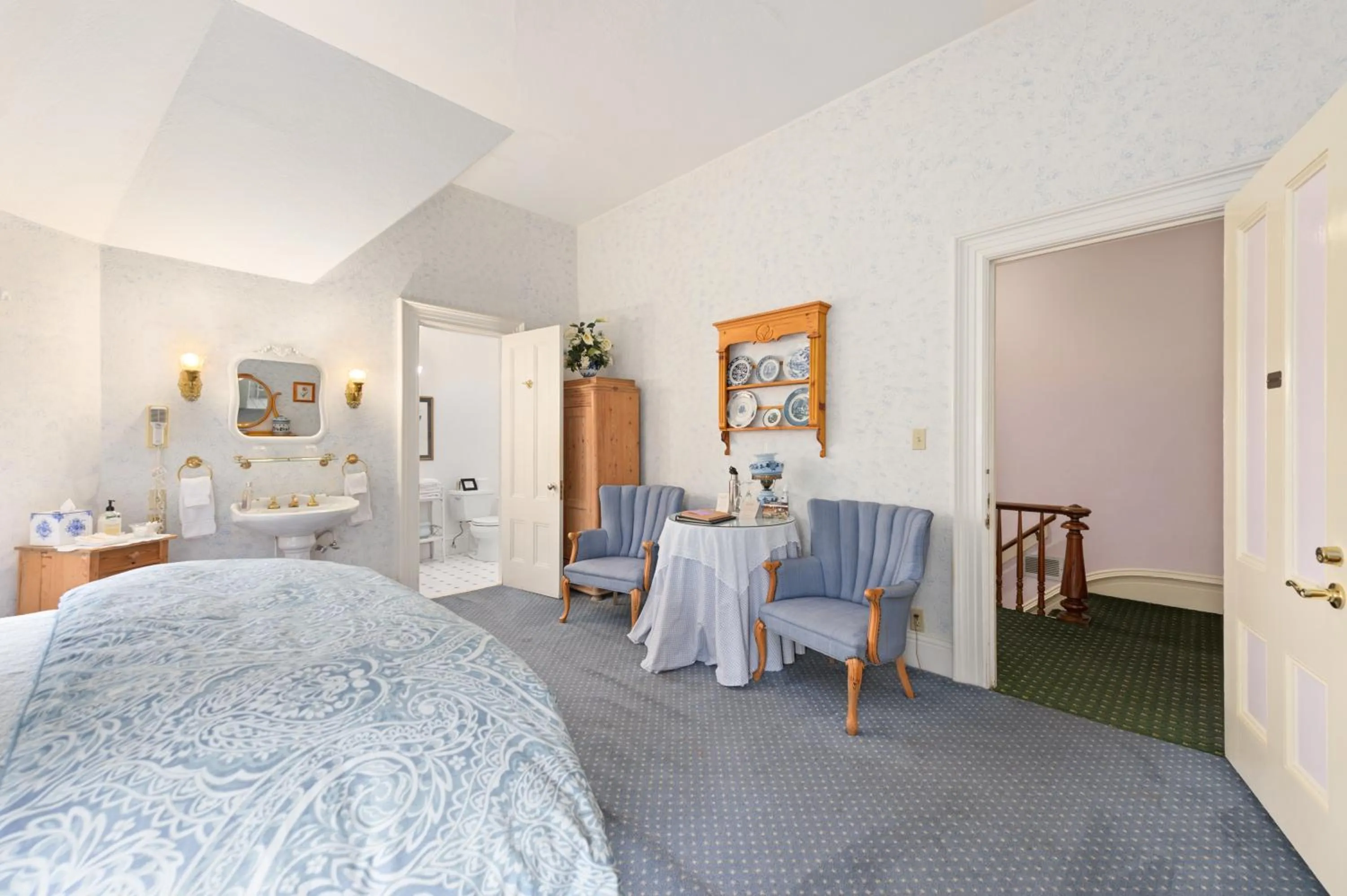 Photo of the whole room in The Gables Wine Country Inn