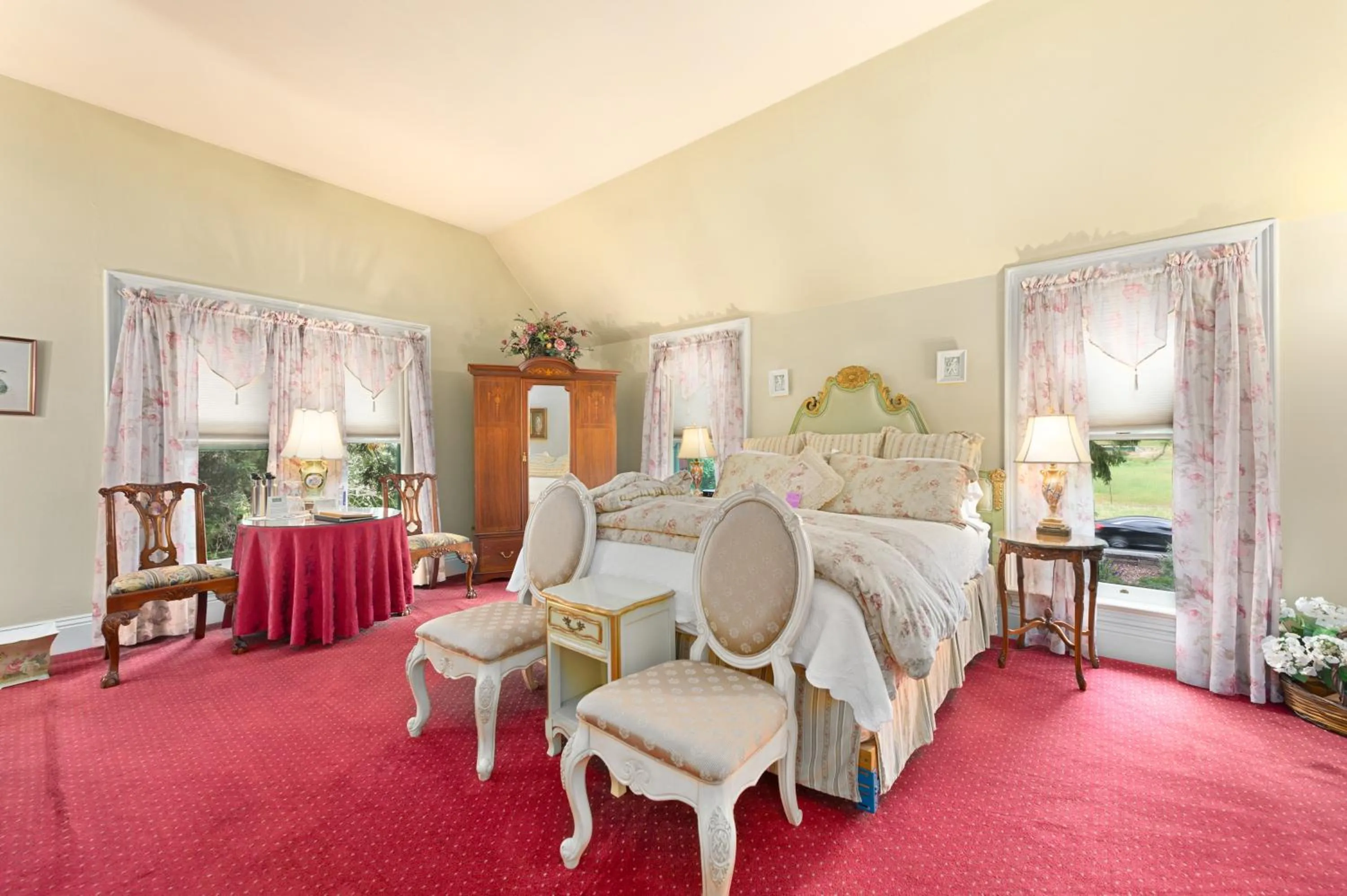 Photo of the whole room in The Gables Wine Country Inn