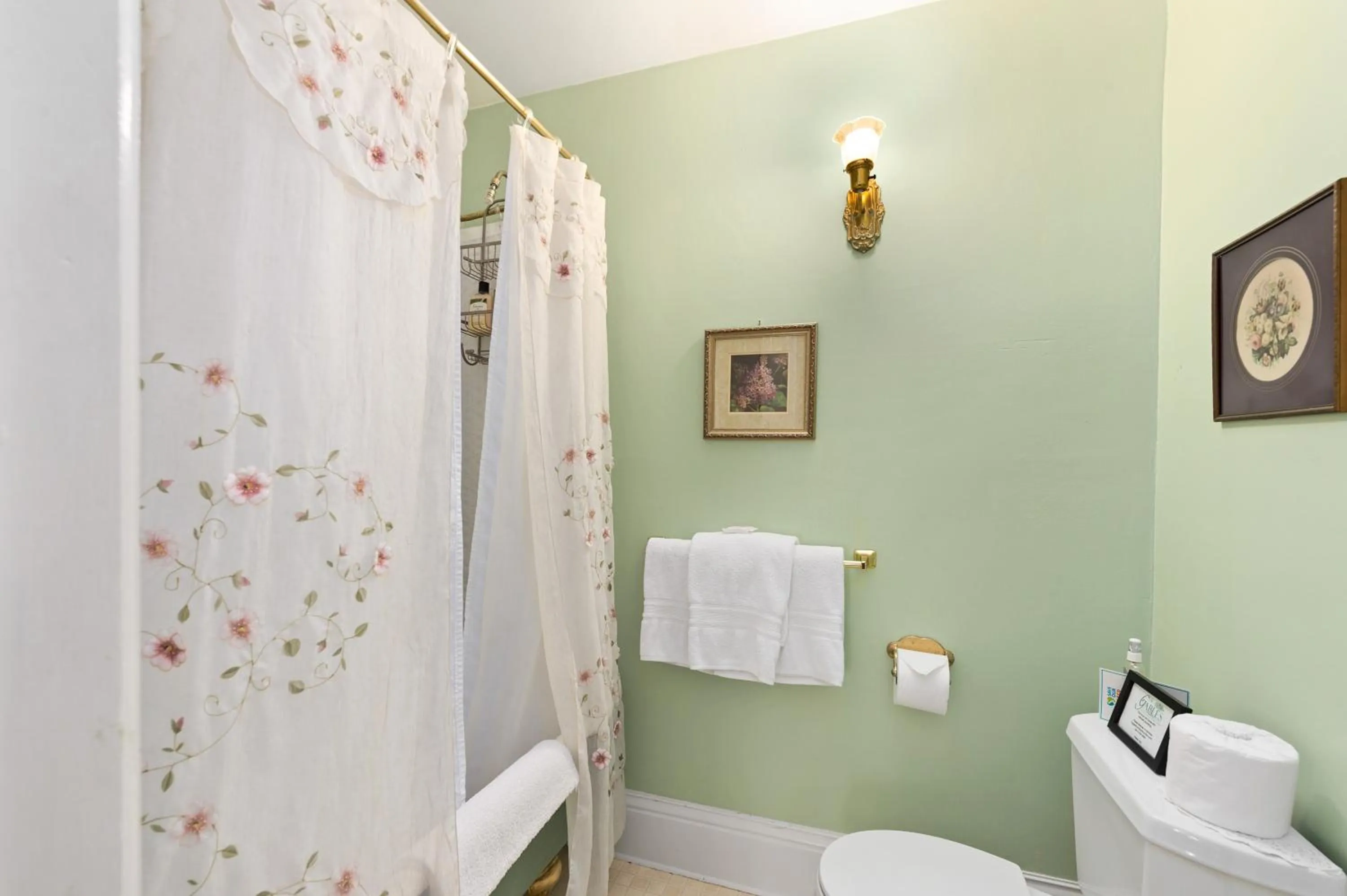 Shower in The Gables Wine Country Inn