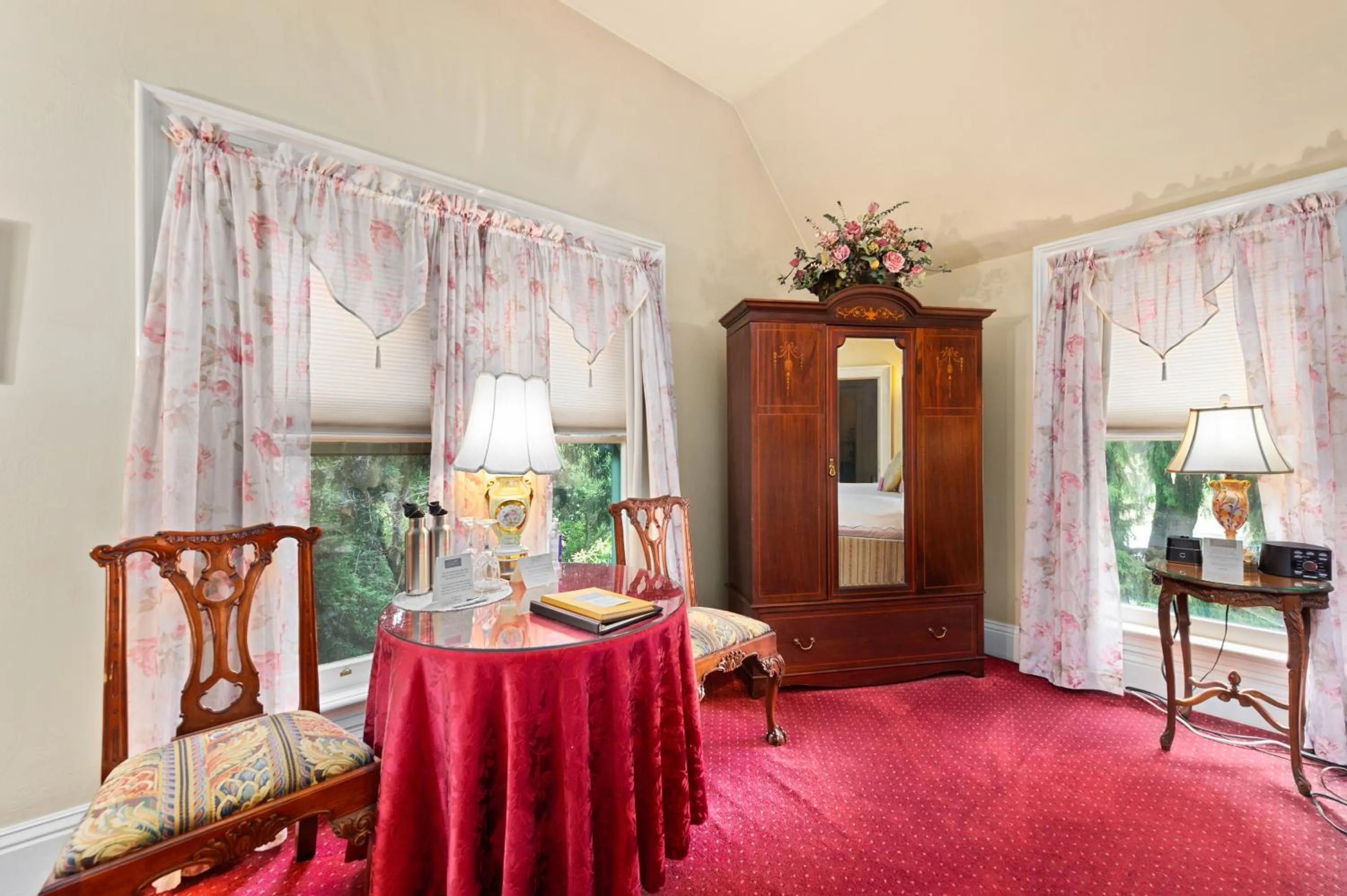 Photo of the whole room in The Gables Wine Country Inn