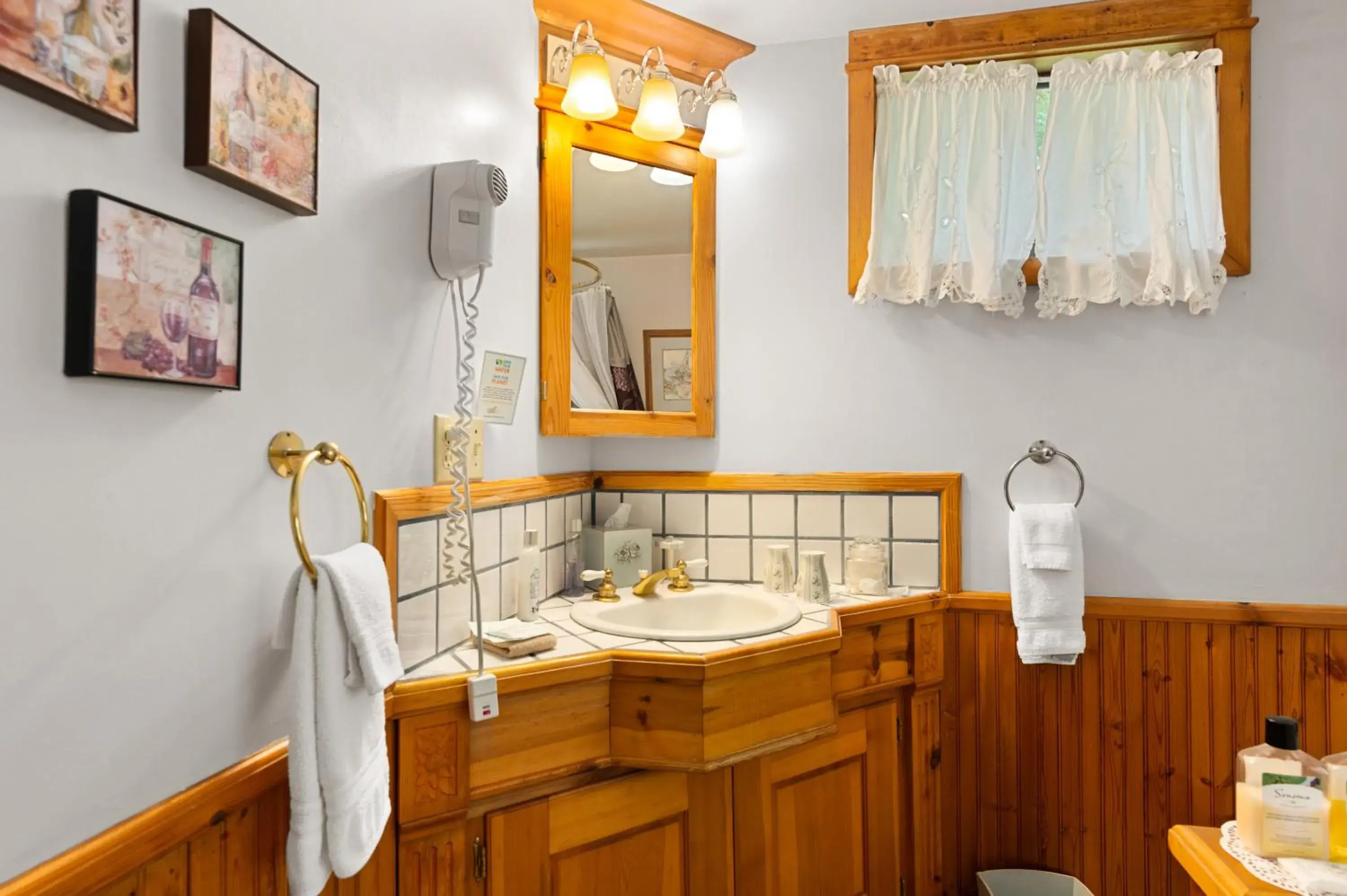 Superior Queen Room - single occupancy in The Gables Wine Country Inn Superior Queen Room - single occupancy in The Gables Wine Country Inn