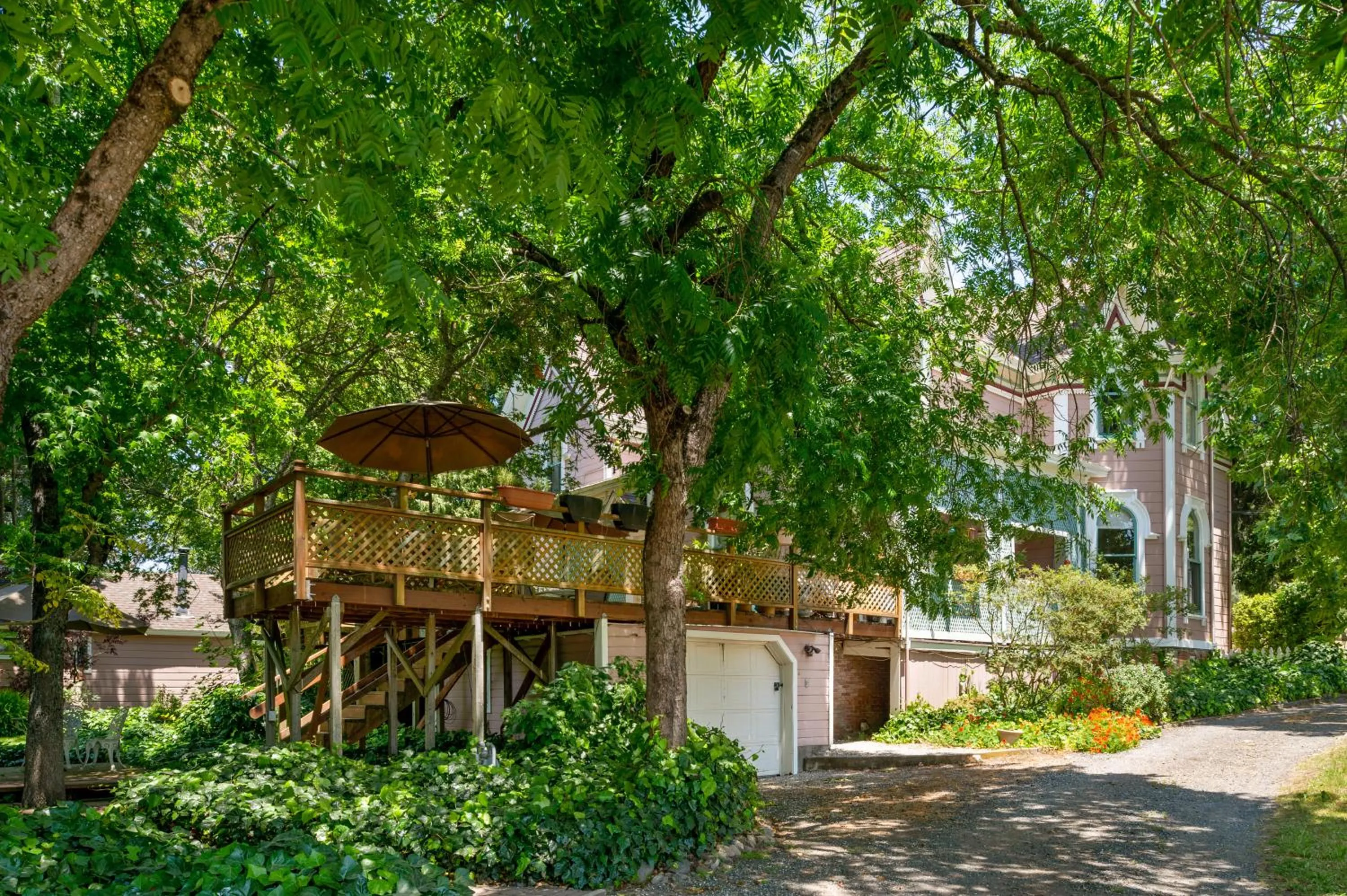 Property building in The Gables Wine Country Inn