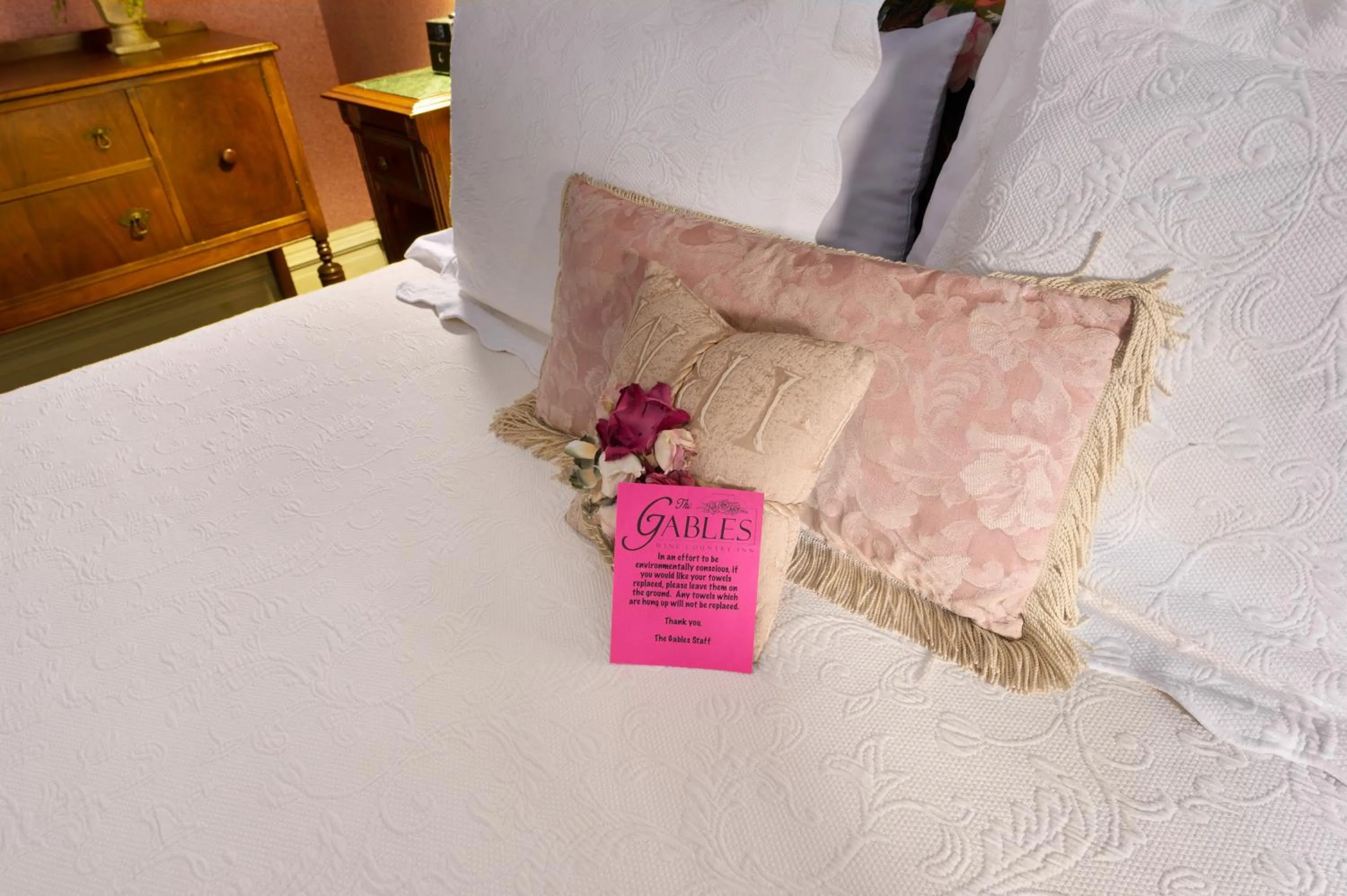 Bed in The Gables Wine Country Inn