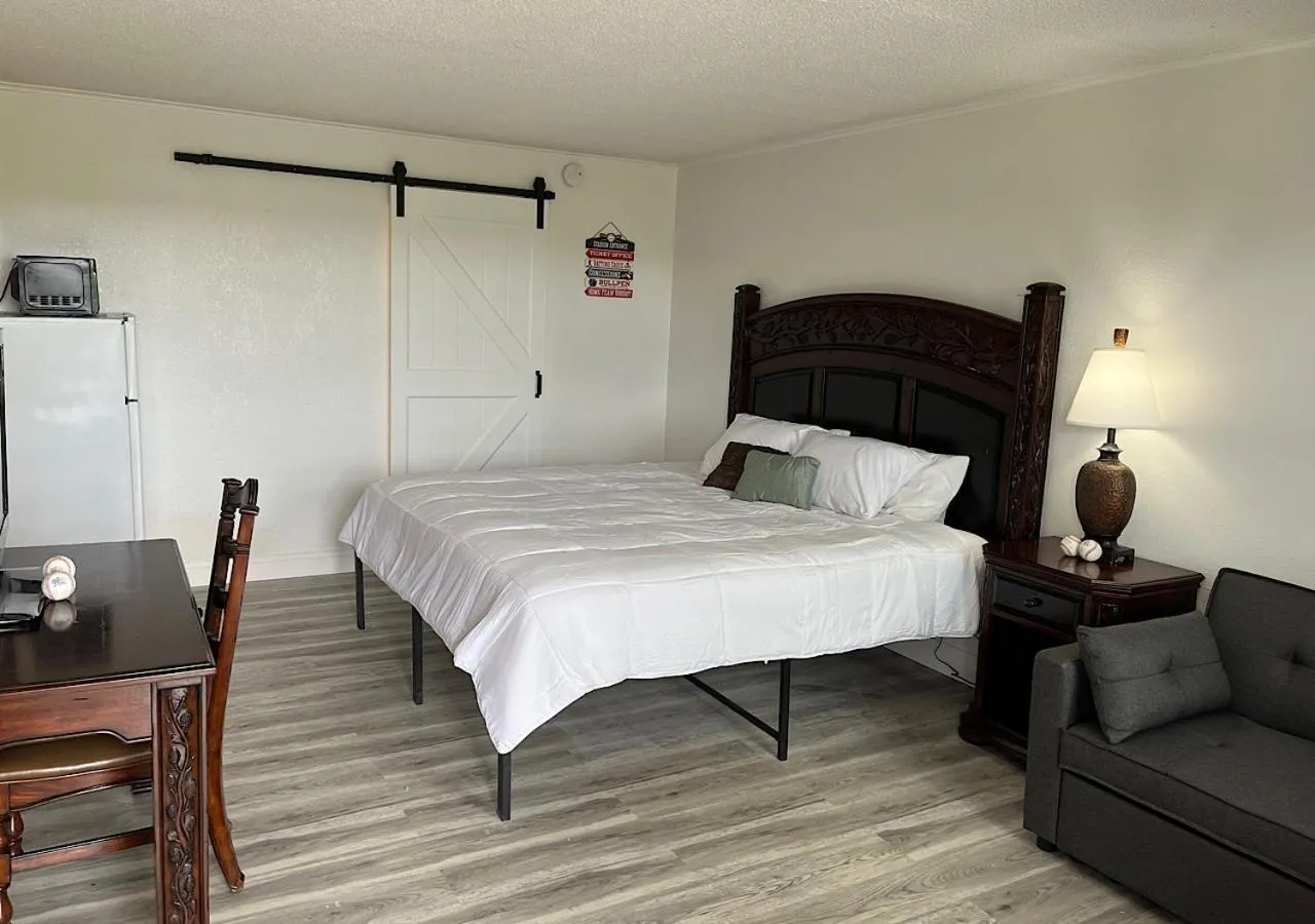 Bathroom, Bed in Ballparks Inn