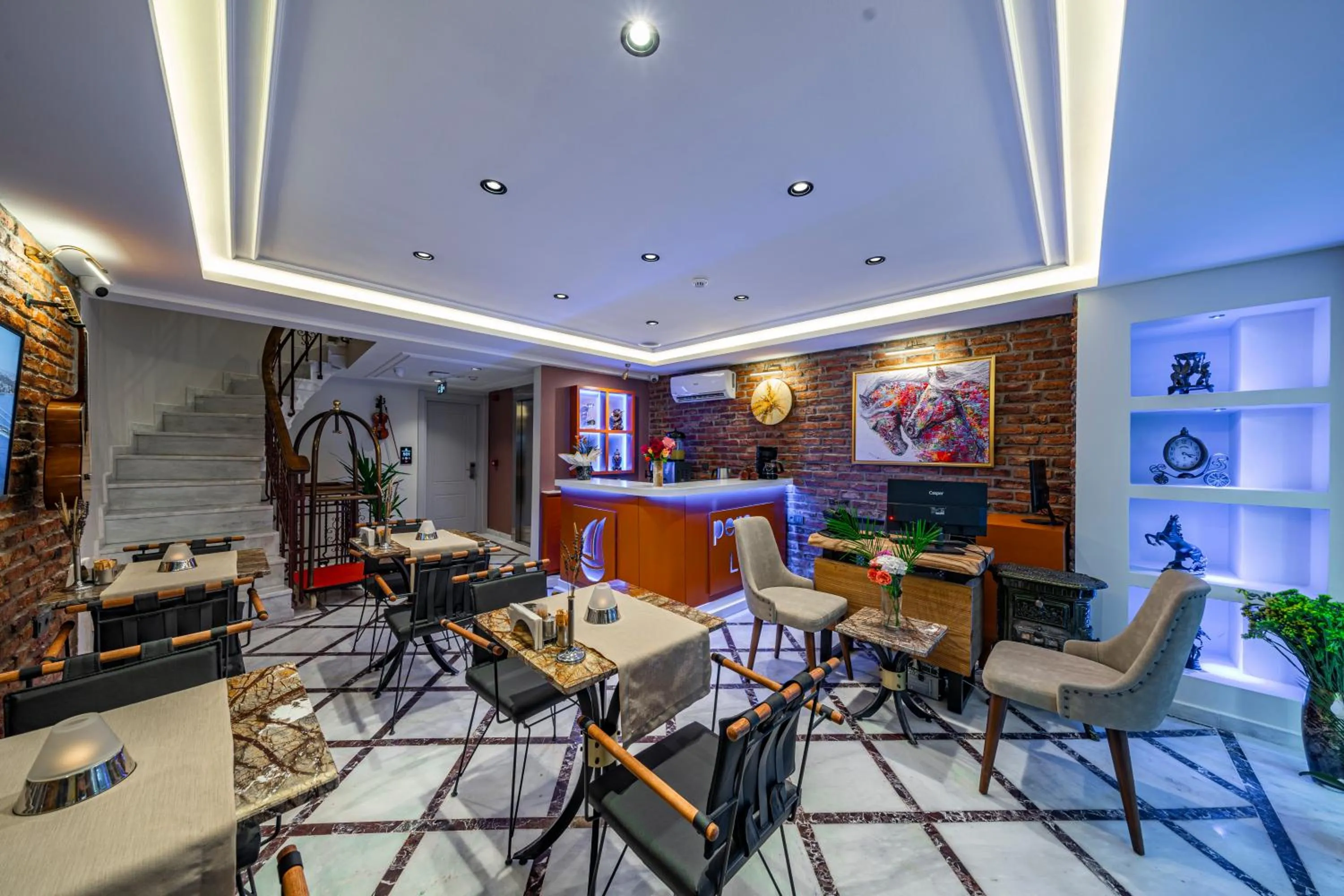 Communal lounge/ TV room in Pera Luna Premium Hotel