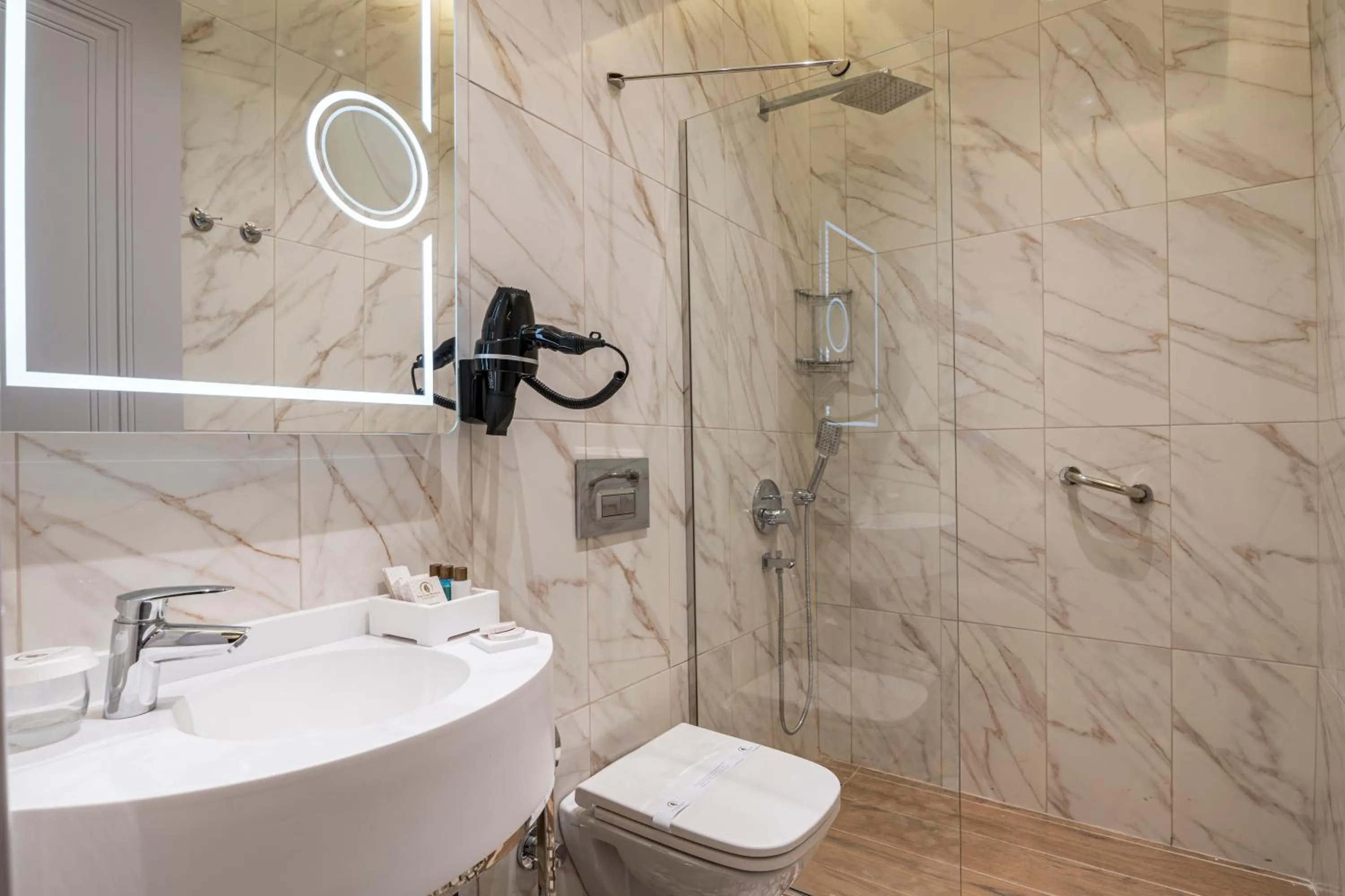 Shower in Pera Luna Premium Hotel