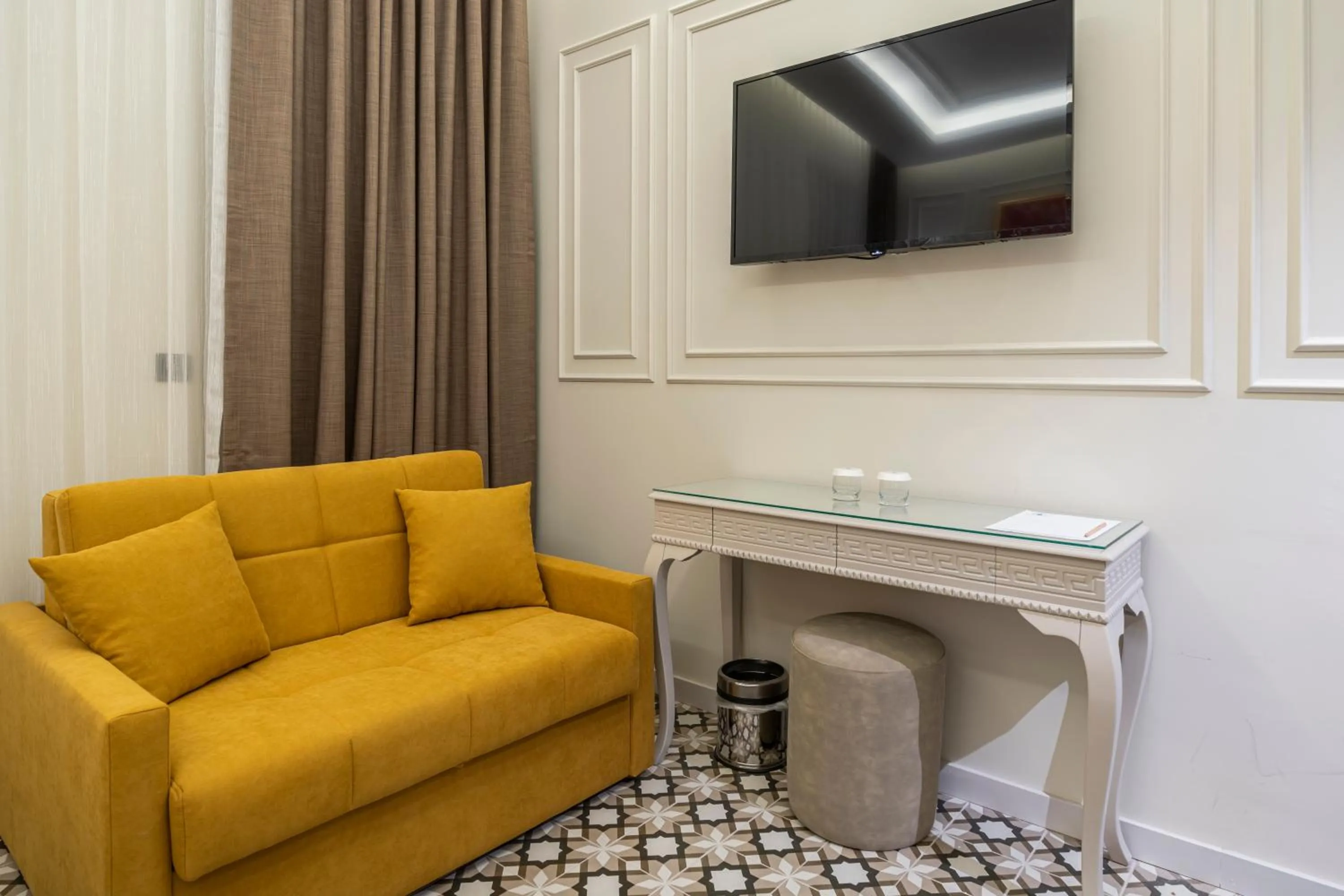 TV and multimedia in Pera Luna Premium Hotel