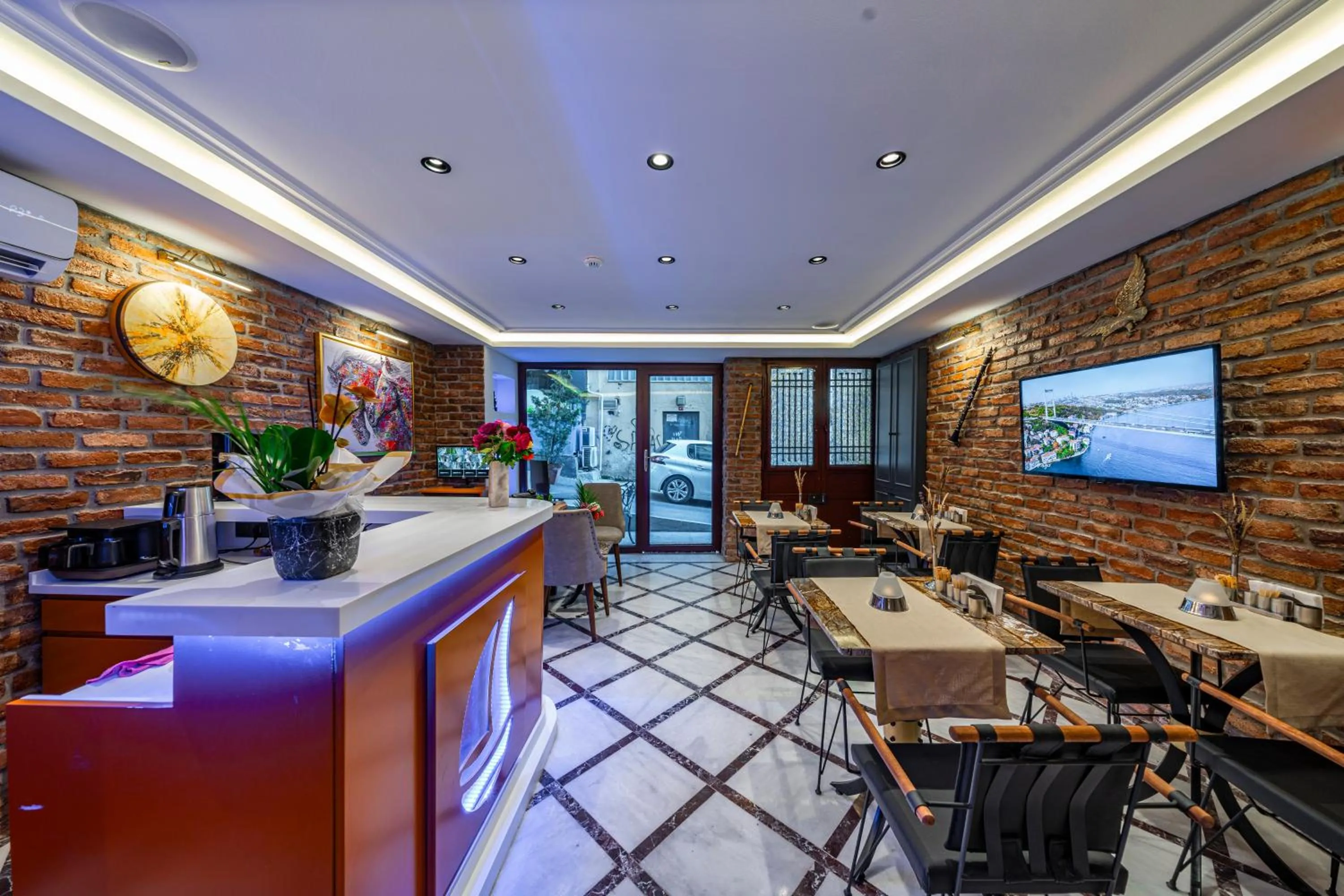 Communal lounge/ TV room in Pera Luna Premium Hotel