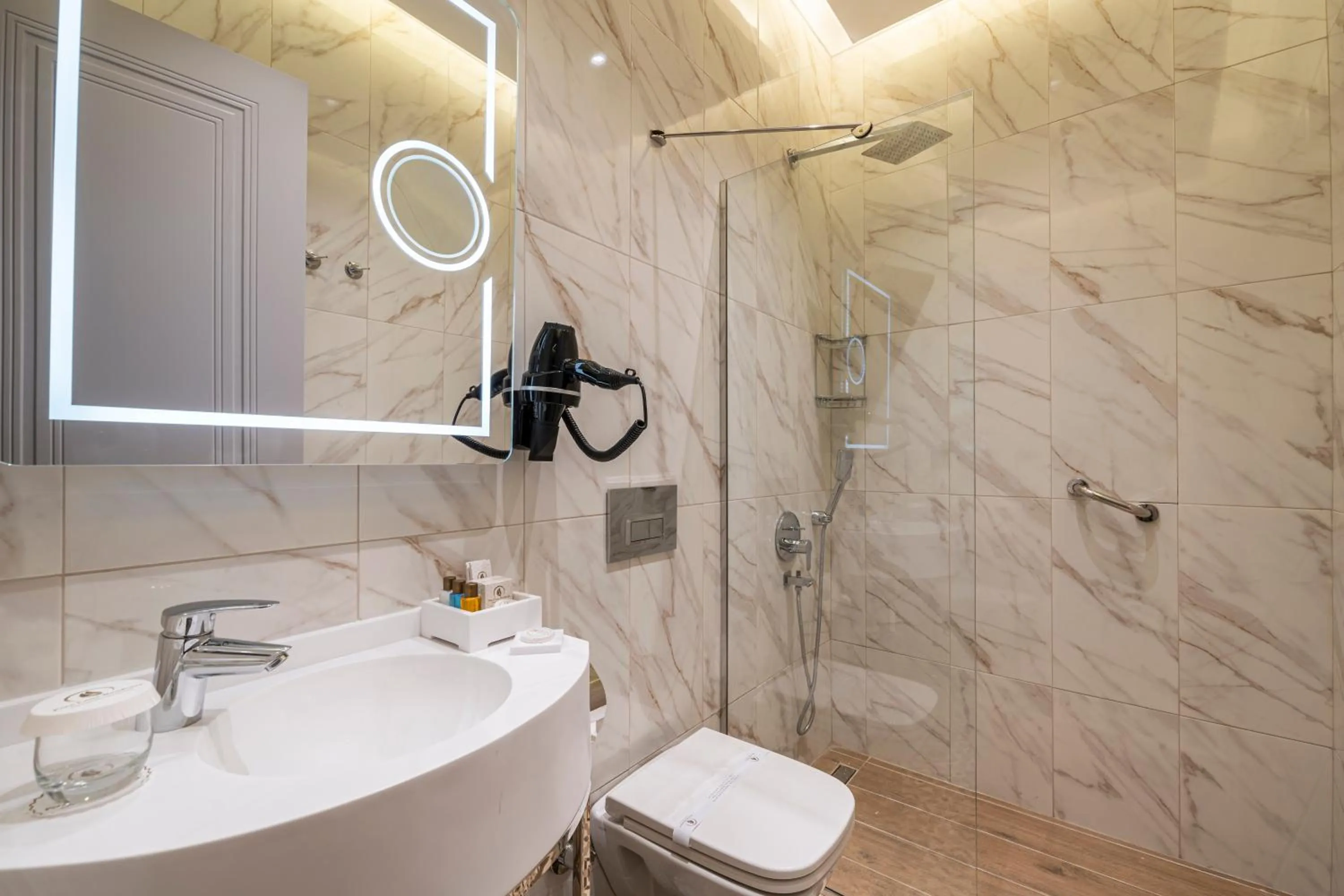 Shower in Pera Luna Premium Hotel