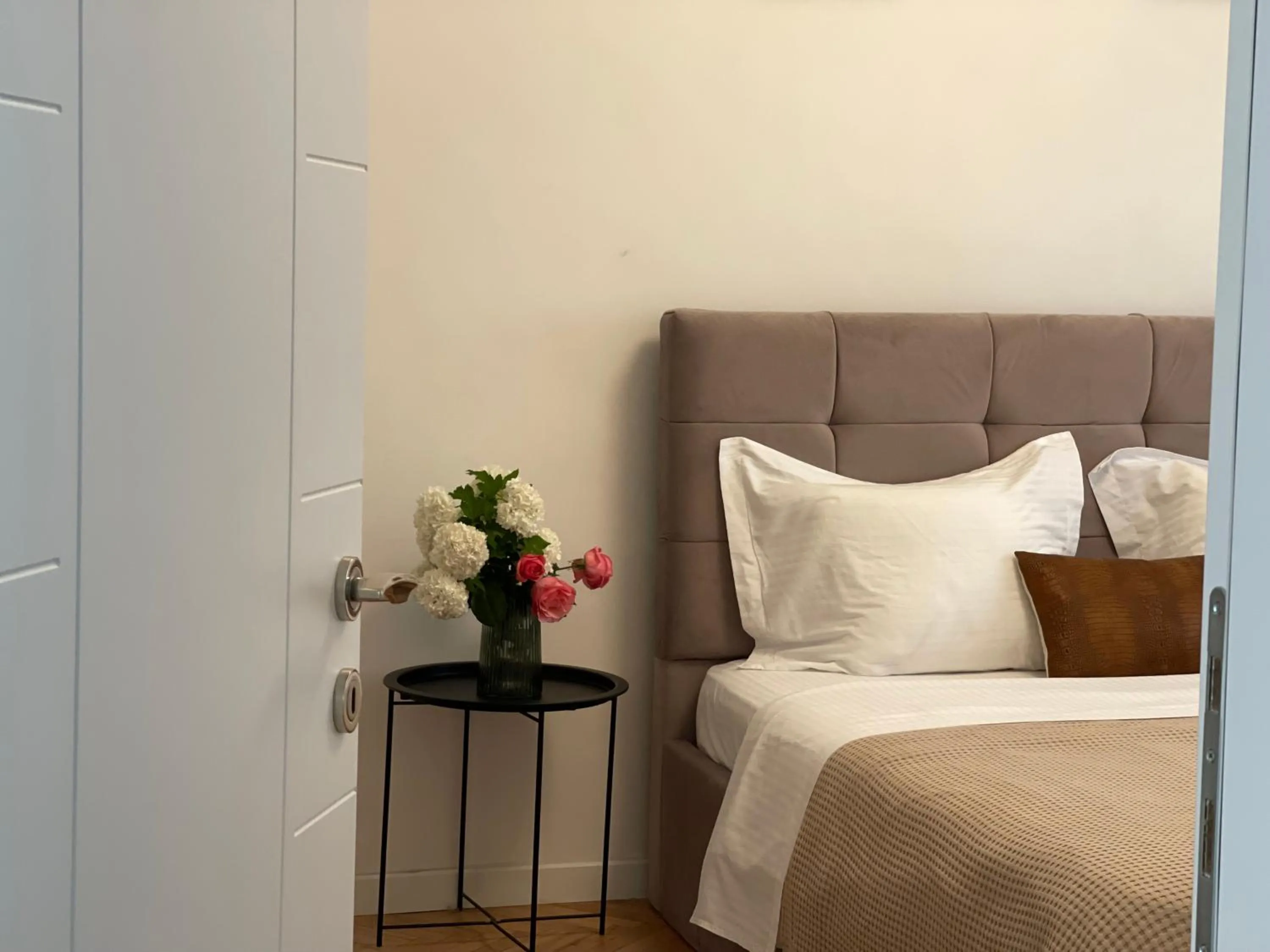 Photo of the whole room, Bed in Myslym Shyri's Apartments