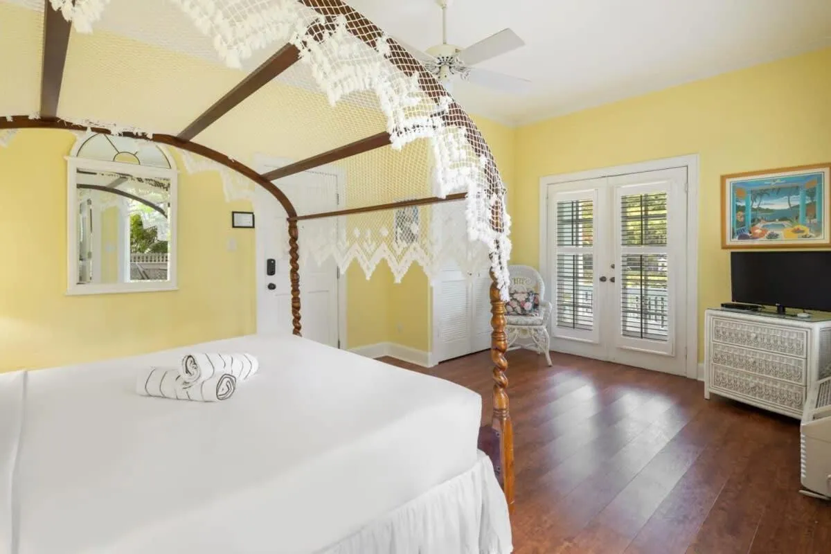 Bed in Classic King Balcony at the James House