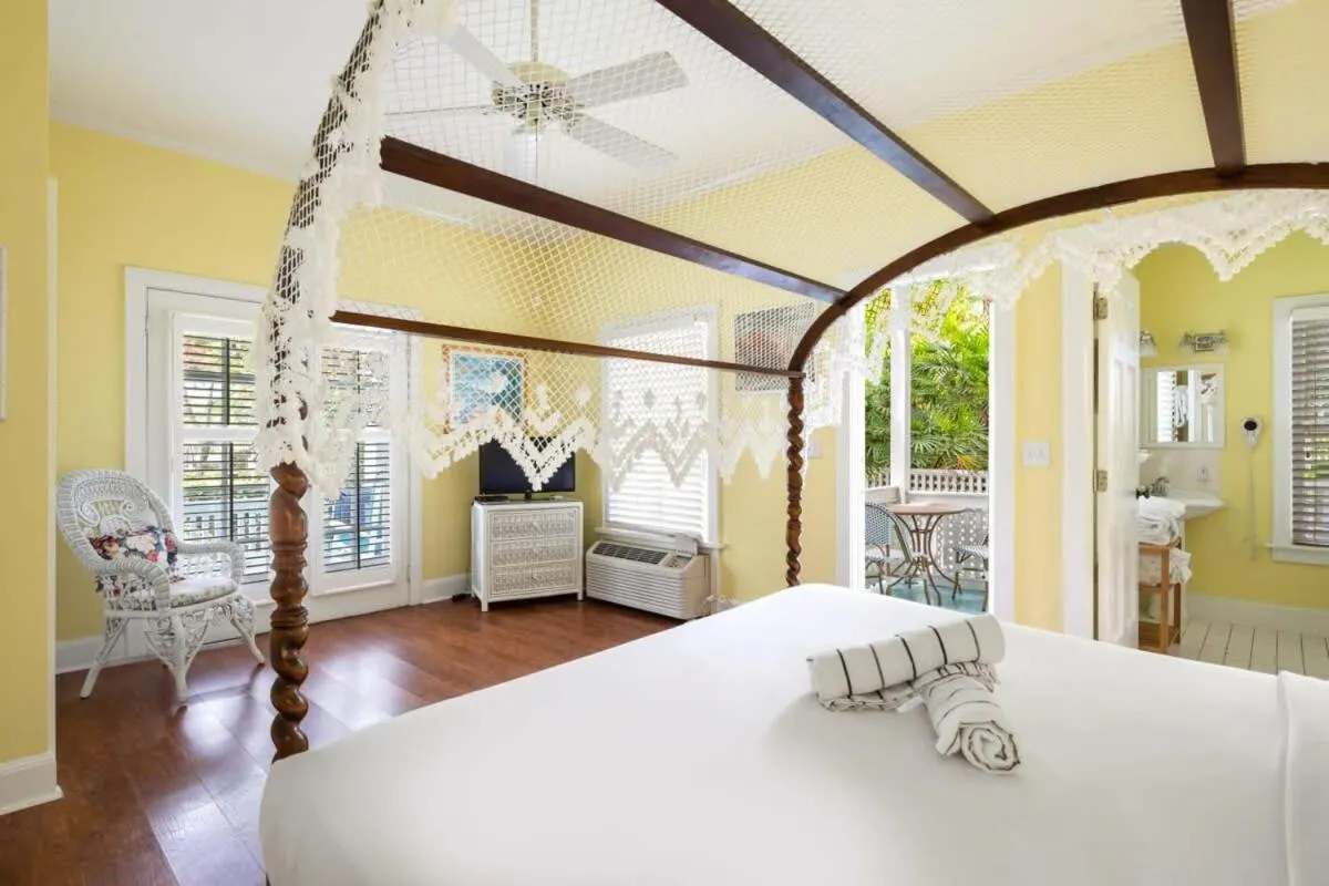 Bed in Classic King Balcony at the James House