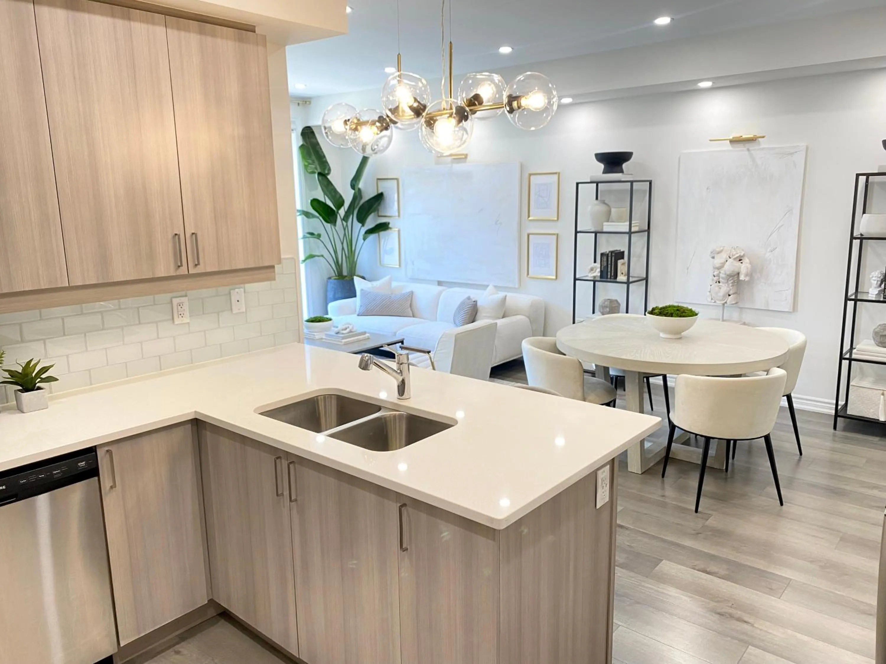 Modern and Bright Luxury Home Centrally Located in Toronto’s GTA