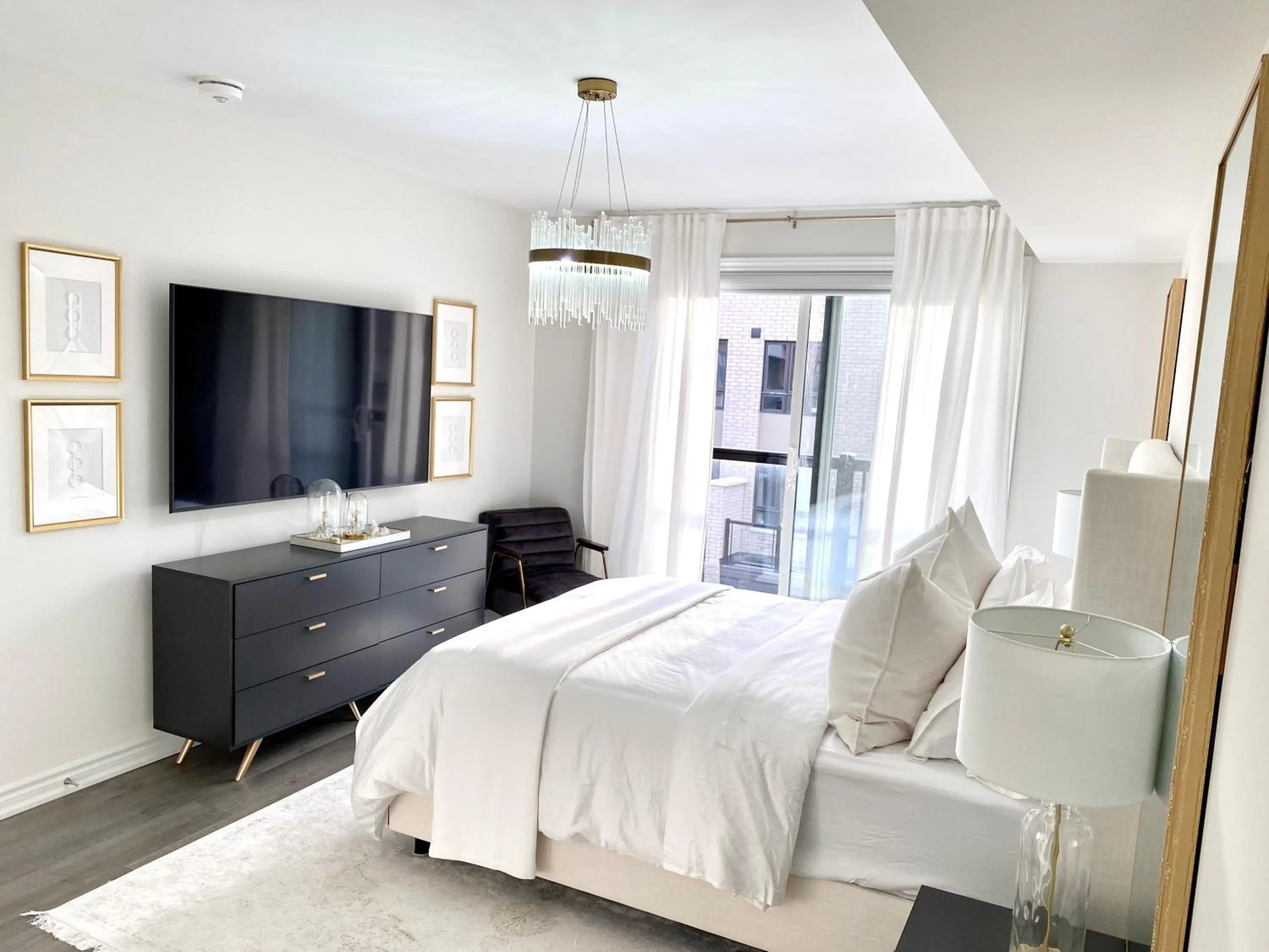 Modern and Bright Luxury Home Centrally Located in Toronto’s GTA