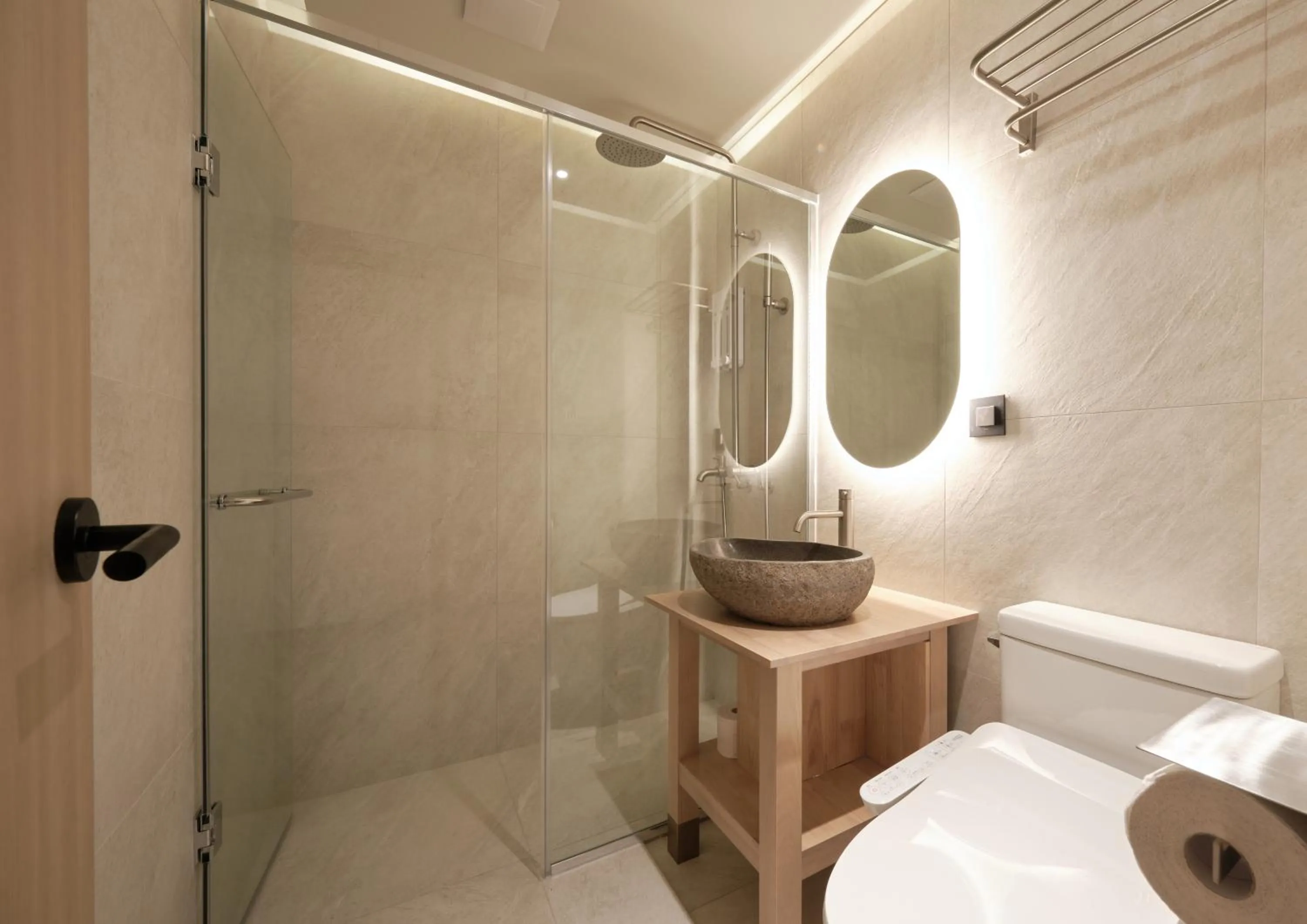 Shower in UH Suite Central Seoul