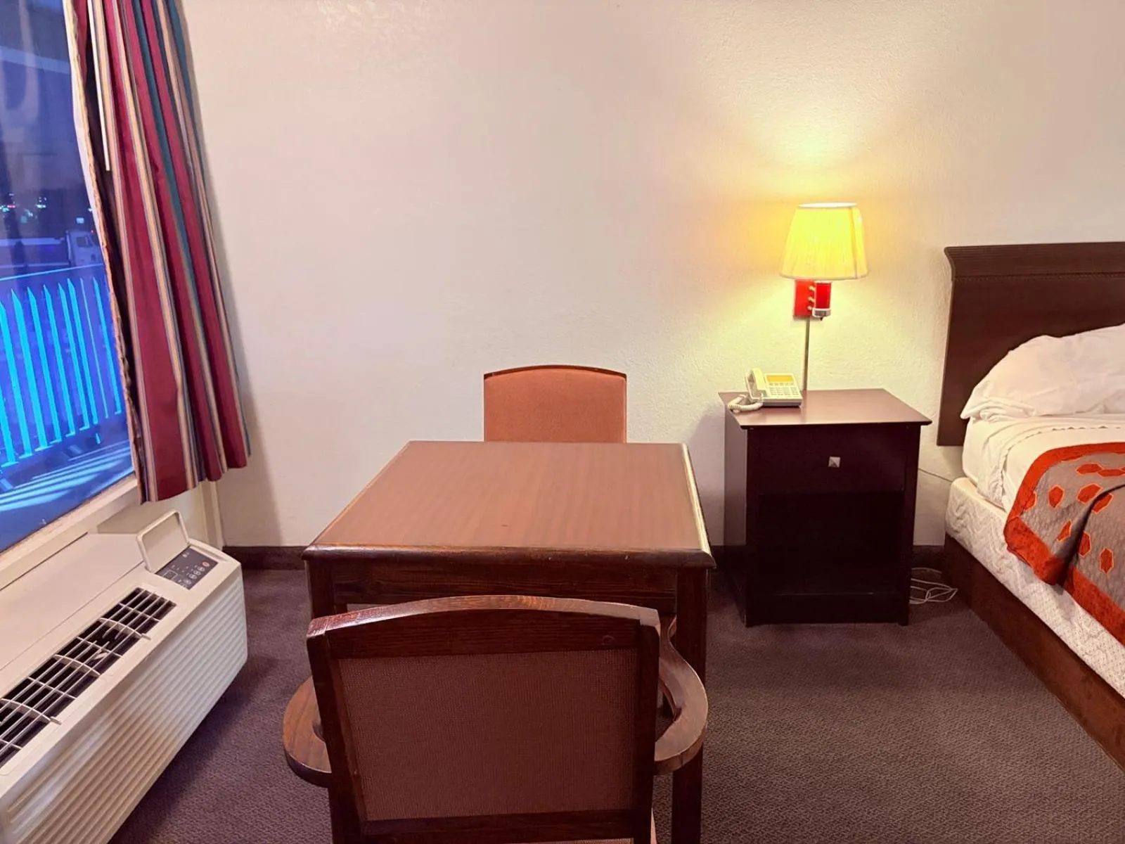 Dining area, Bed in Executive Inn & Suites Lufkin US 59