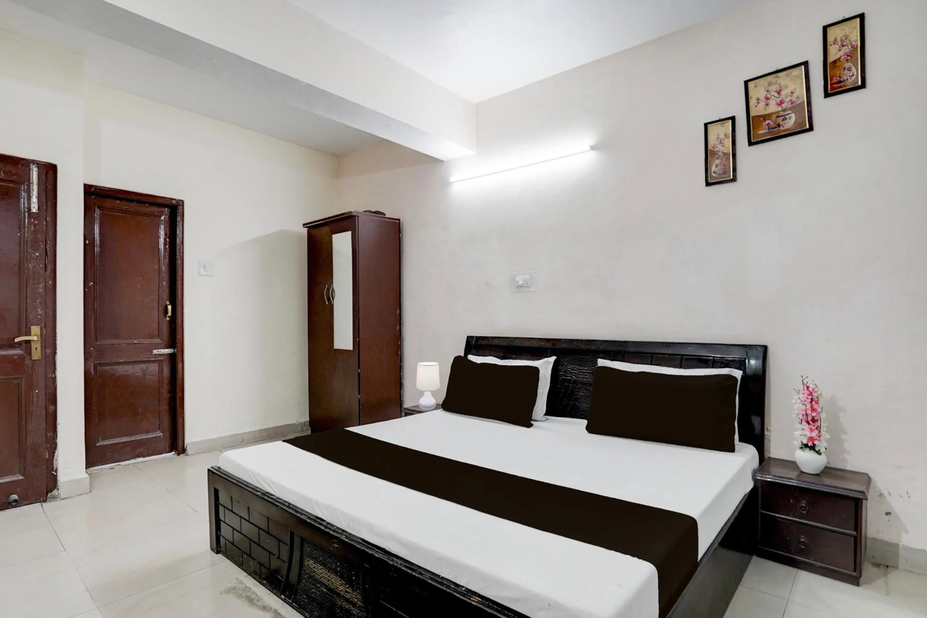 Bedroom in Hotel O Basera