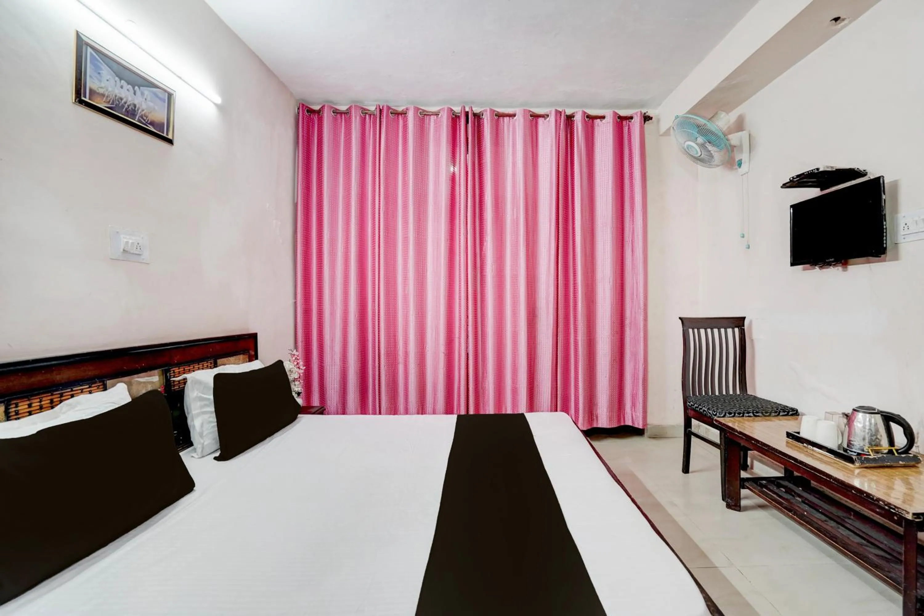 Bedroom in Hotel O Basera