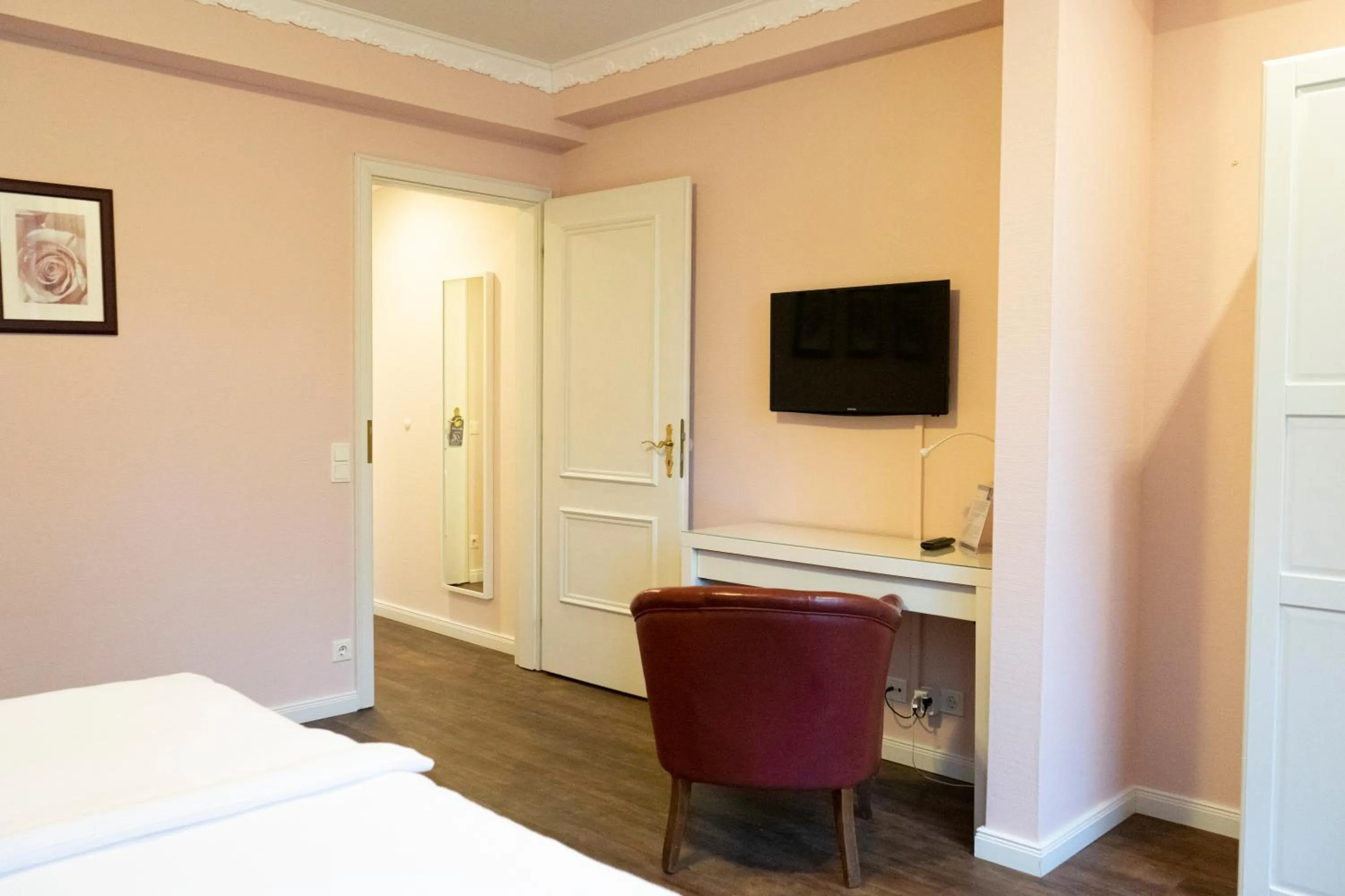 Photo of the whole room, Bed in Rein Klassik Hotel