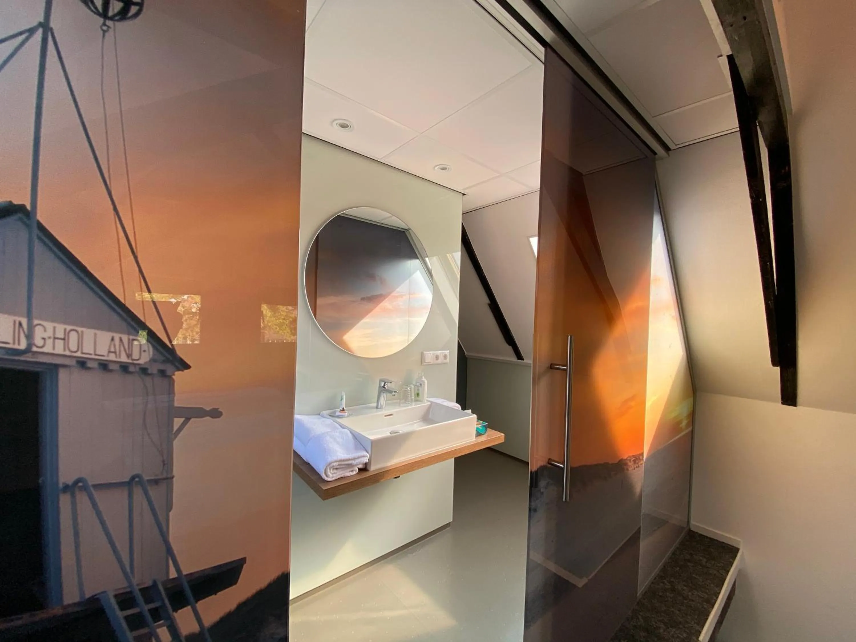 Bathroom, Bed in Hotel Restaurant De Stadsherberg