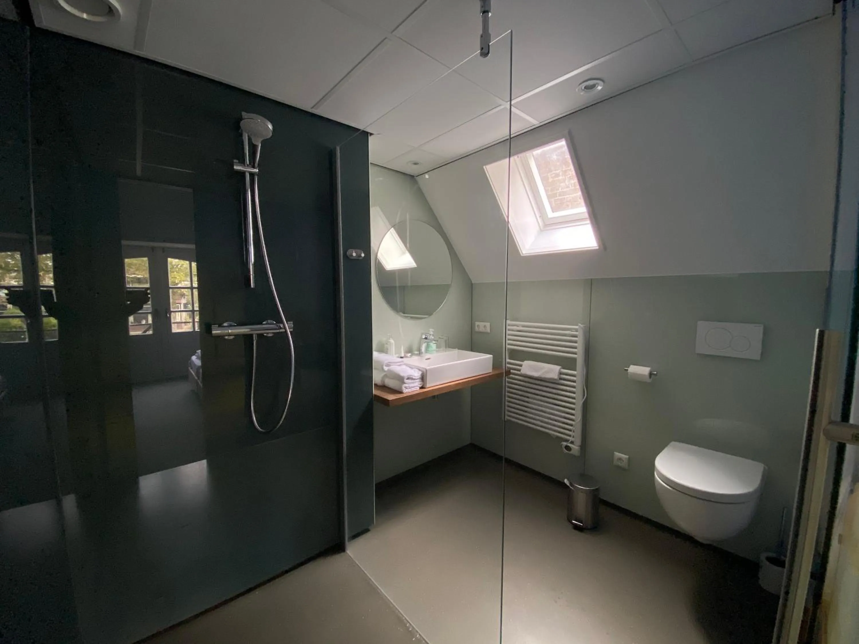 Shower, Bed in Hotel Restaurant De Stadsherberg
